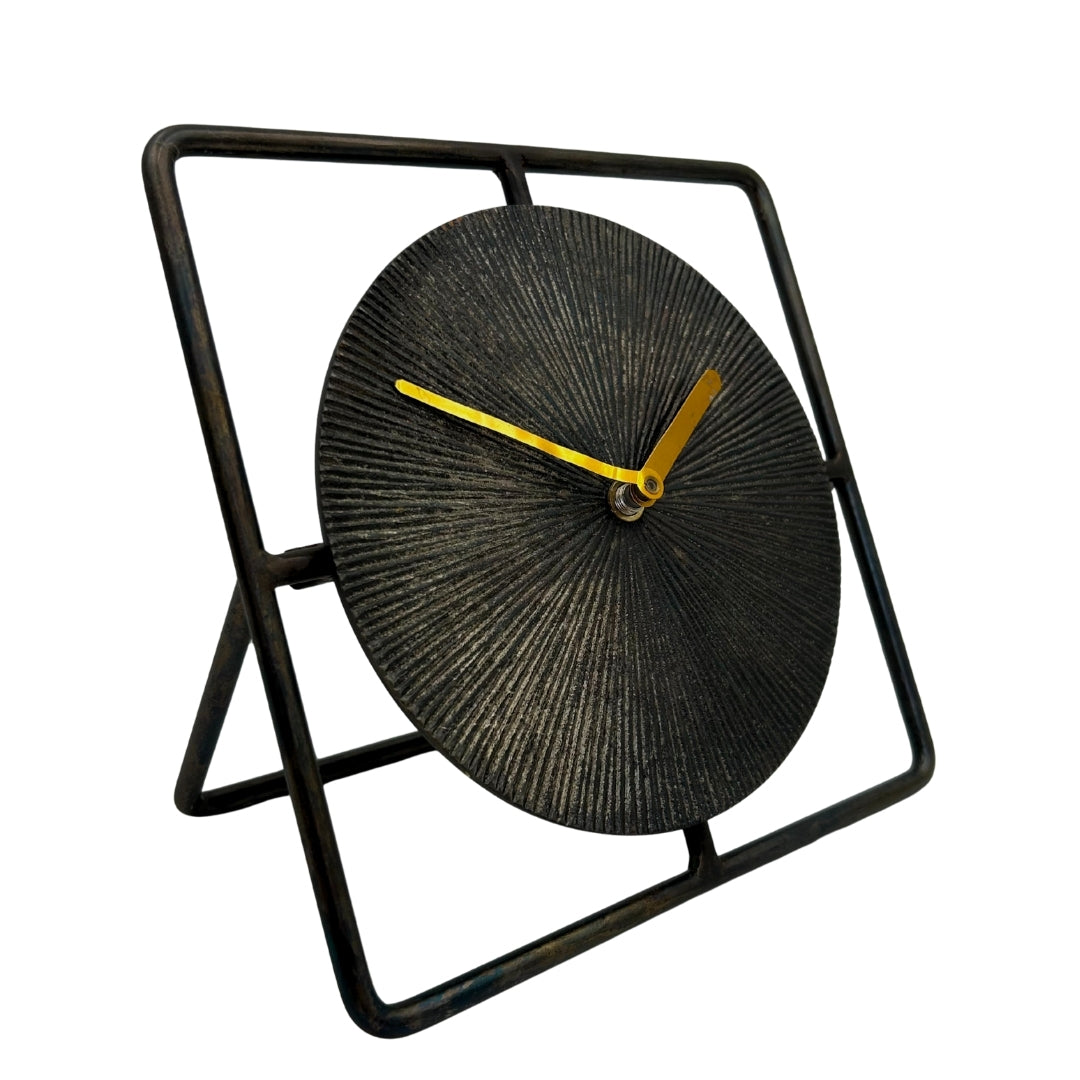 Elegant rundt metalur 20 cm, sort-guld – 4126