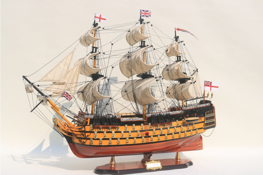 Samlet model af sejlskibet HMS Victory 80cm med mulighed for personlig gravering - eksklusiv dekoration som gave, håndlavet af eksotisk træ, høj kvalitet og sans for detaljer