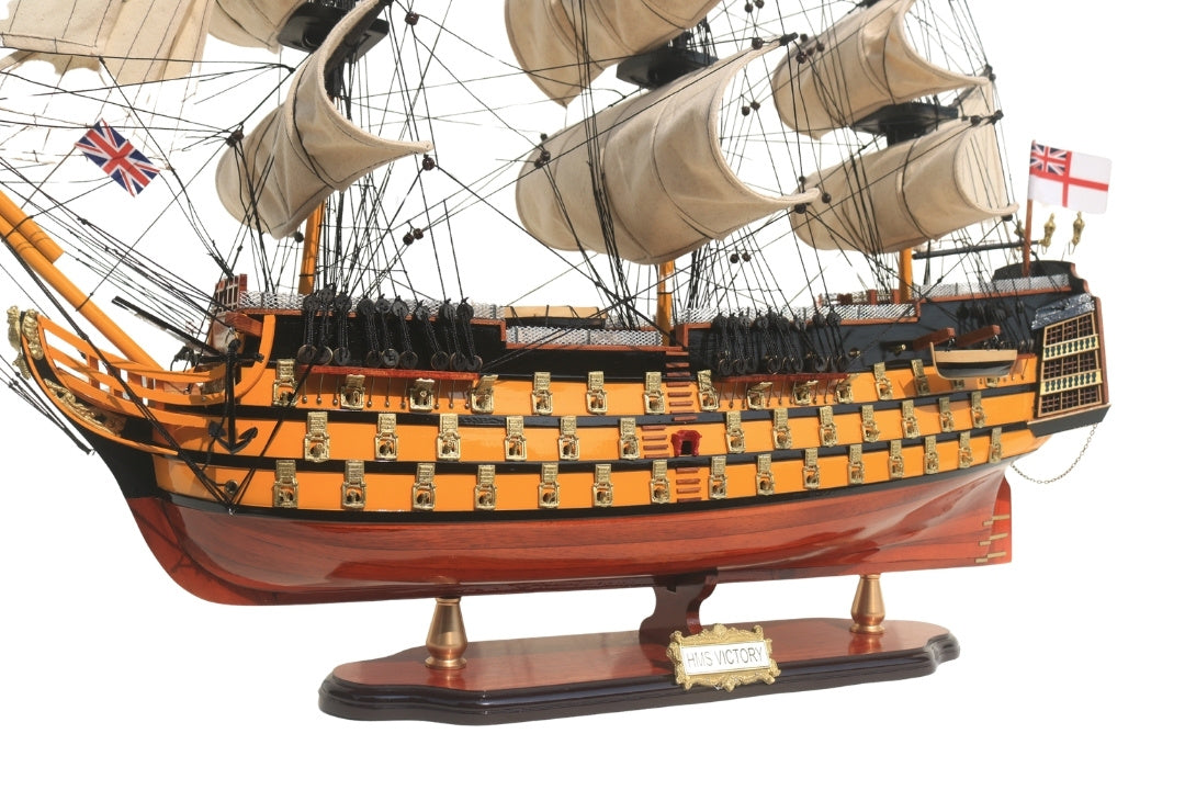 Samlet model af sejlskibet HMS Victory 80cm med mulighed for personlig gravering - eksklusiv dekoration som gave, håndlavet af eksotisk træ, høj kvalitet og sans for detaljer