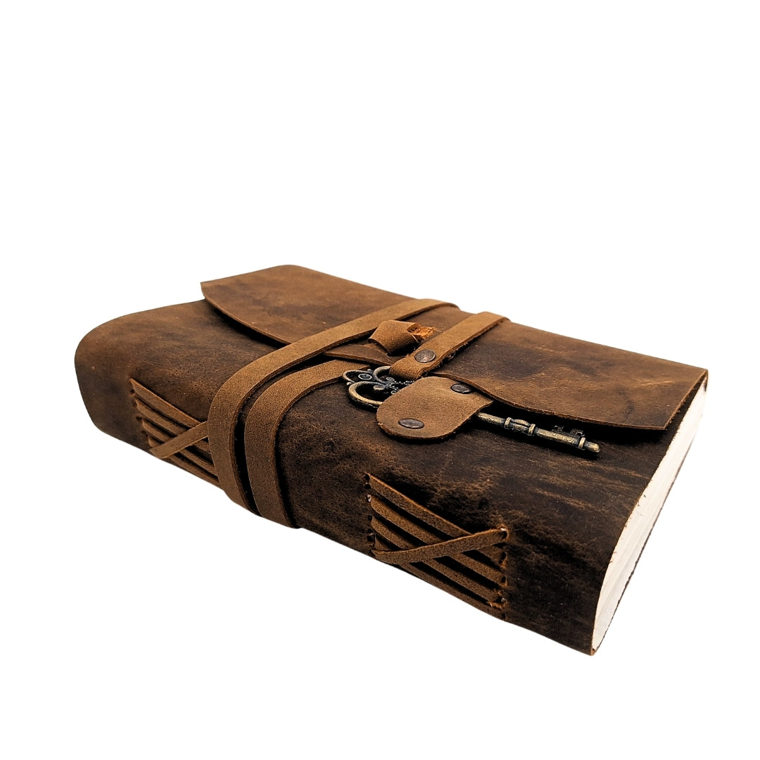 Retro lædernotesbog med lille nøgle og rem 200 sider 18 x 13 cm - AH02