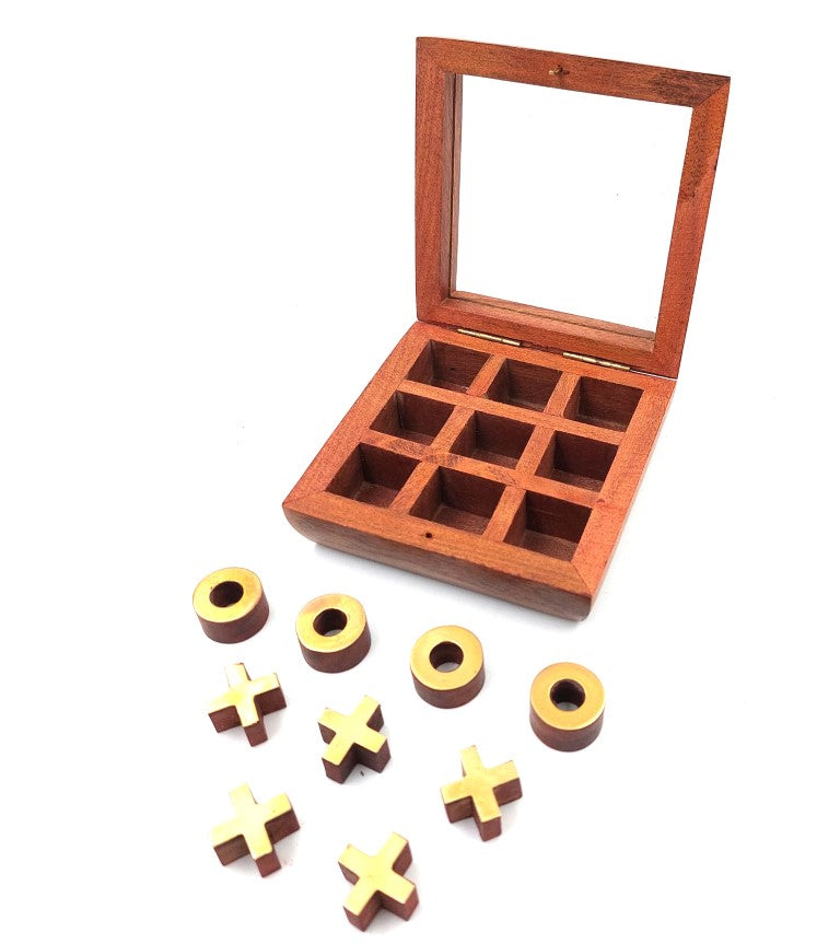 Kryds og bolle i æske med glaslåg G1044Z, mulighed for personlig gravering, elegant strategispil med træbrikker og messingdetaljer, ideel som gave til lærere og skoleledere, æskens mål 10 x 10 cm