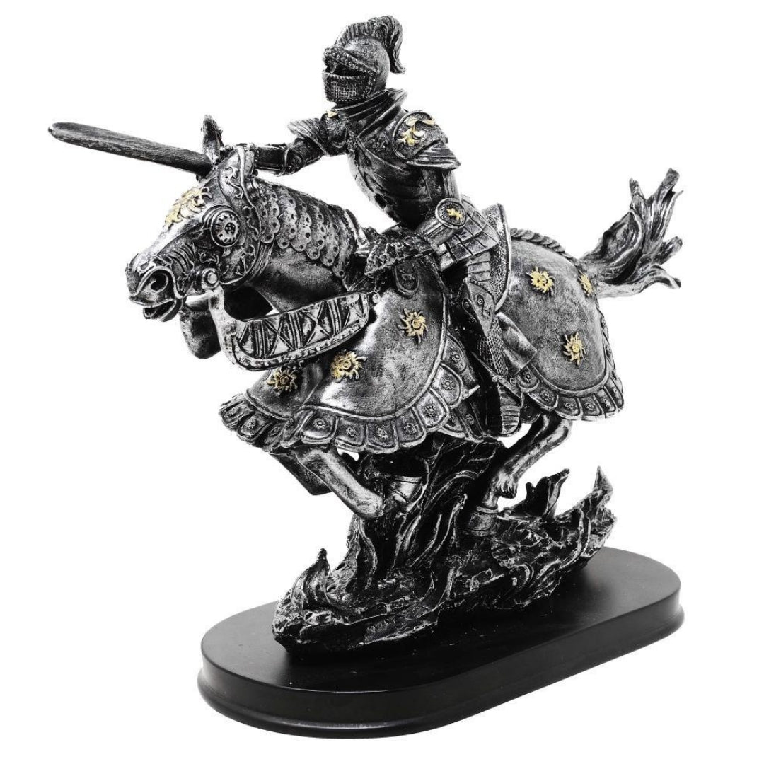 Figur af ridder på hest 31cm – håndmalet polyresin – MC-23152