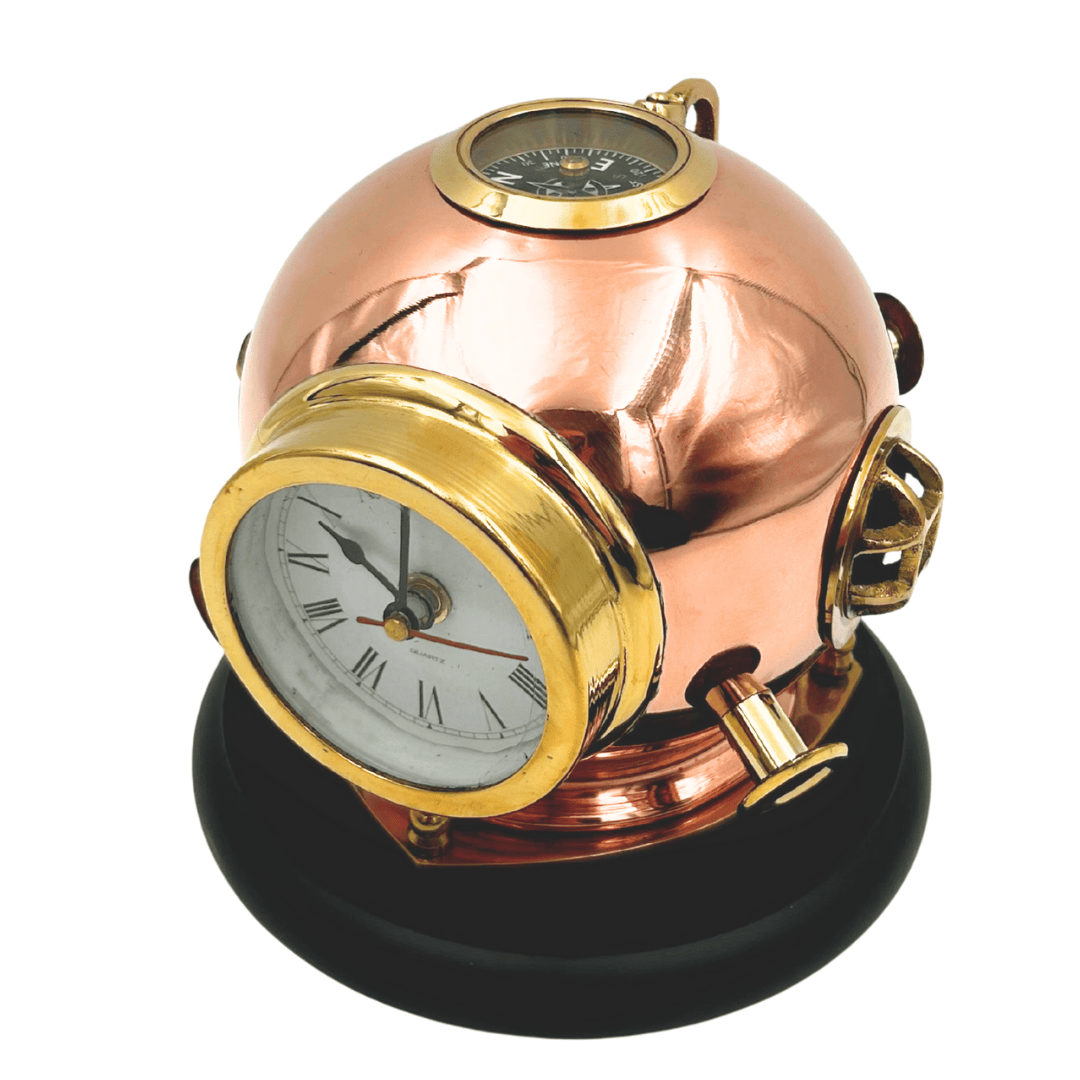 Skrivebordsur som dykkerhjelm med kompas - messing på træfod – TC032