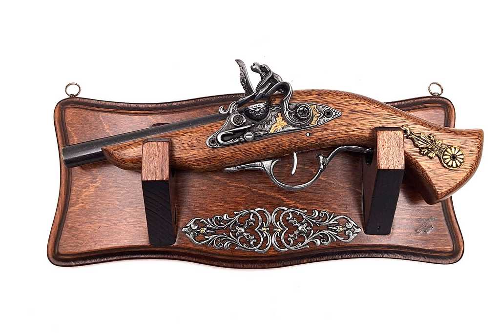 Replika af pistol på ophæng – til vægophæng – TR-239
