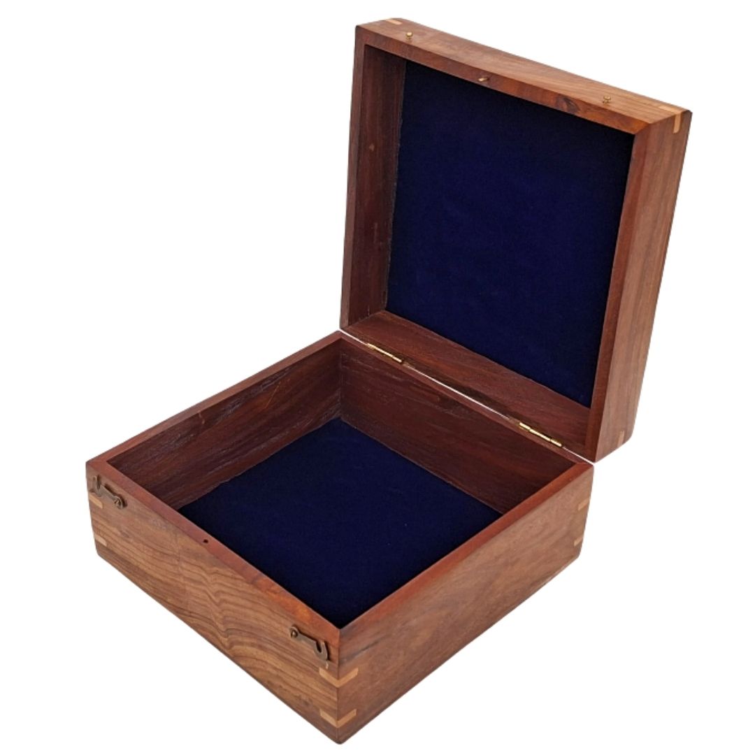 Elegant gaveæske i træ 20x20x11 cm med marineblåt indlæg og mulighed for personlig gravering