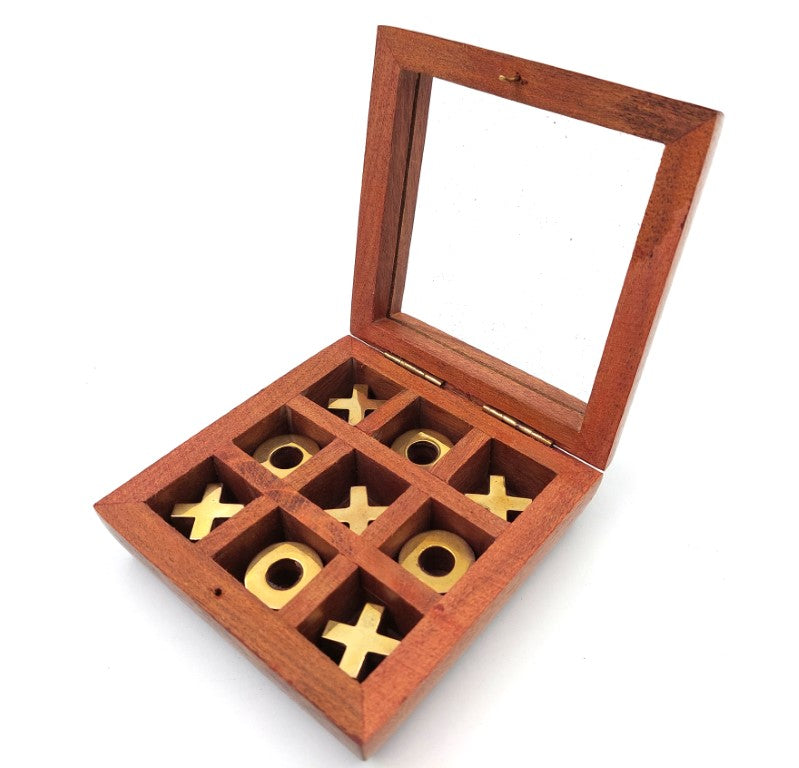 Kryds og bolle i æske med glaslåg G1044Z, mulighed for personlig gravering, elegant strategispil med træbrikker og messingdetaljer, ideel som gave til lærere og skoleledere, æskens mål 10 x 10 cm