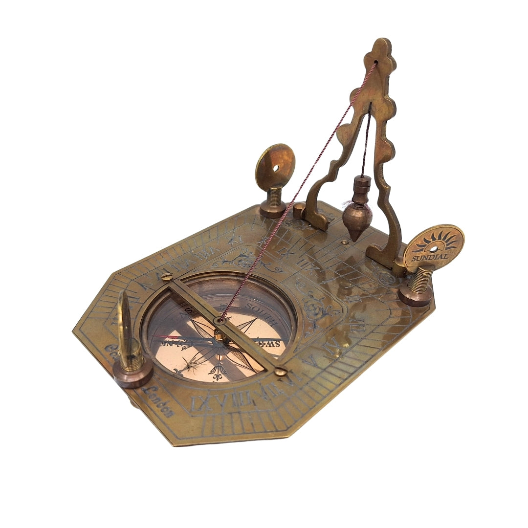 Elegant messingkompas med solur i trææske - Ideel gave til rejsende, retrostil, mål: 11.5 x 8.8 x 9.0 cm, materiale: messing og træ