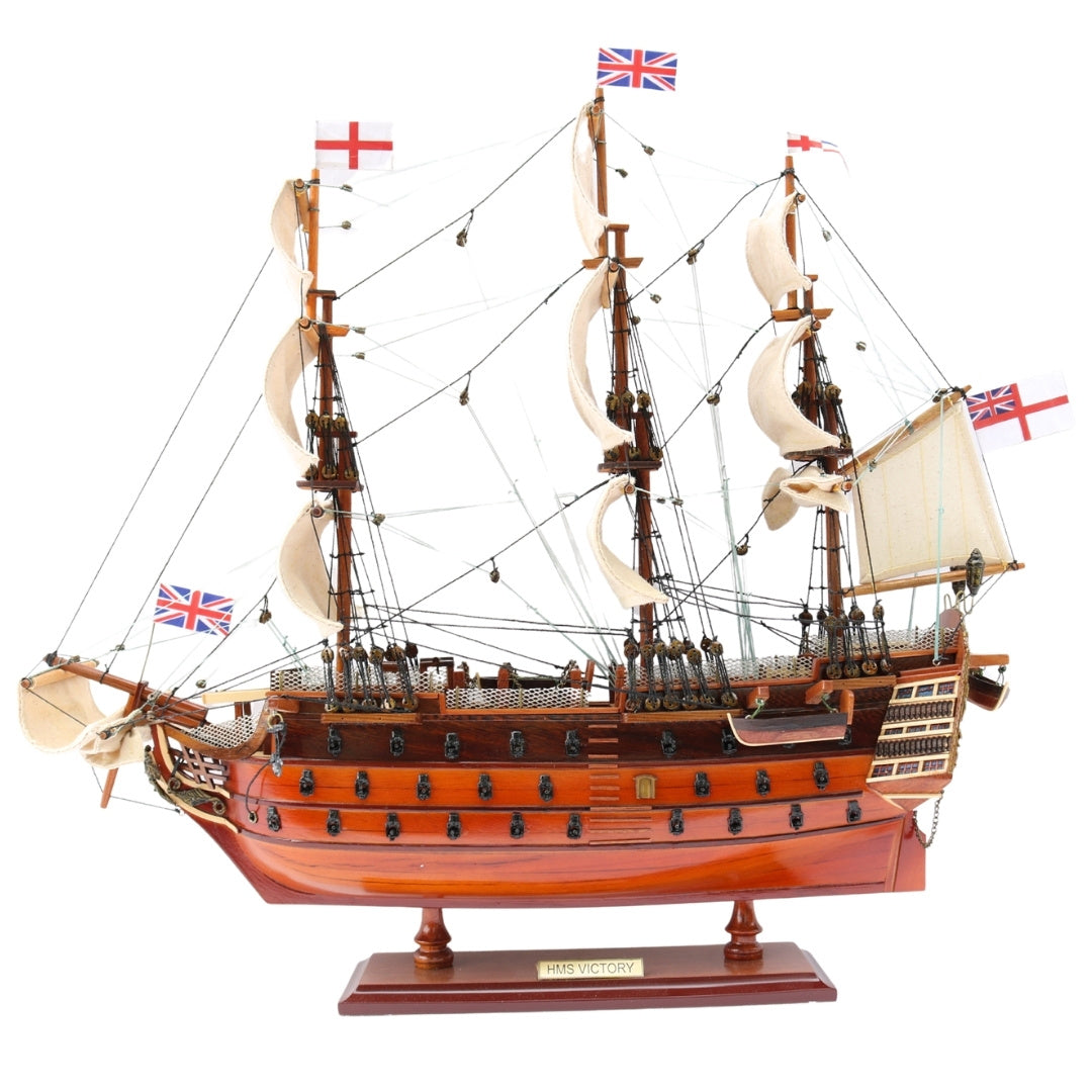 Samlet model af sejlskibet HMS Victory 54 cm - håndlavet replika med mulighed for personlig gravering - ideel gave til sejladsentusiaster - høj kvalitet, elegant træbase