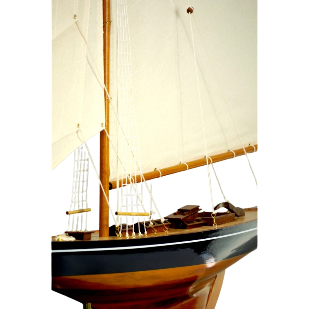 Stor model af yachten Columbia – Højde 104cm – COL