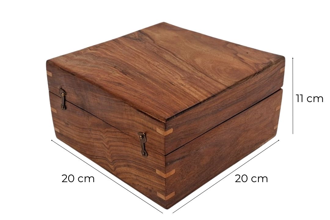 Elegant gaveæske i træ 20x20x11 cm med marineblåt indlæg og mulighed for personlig gravering