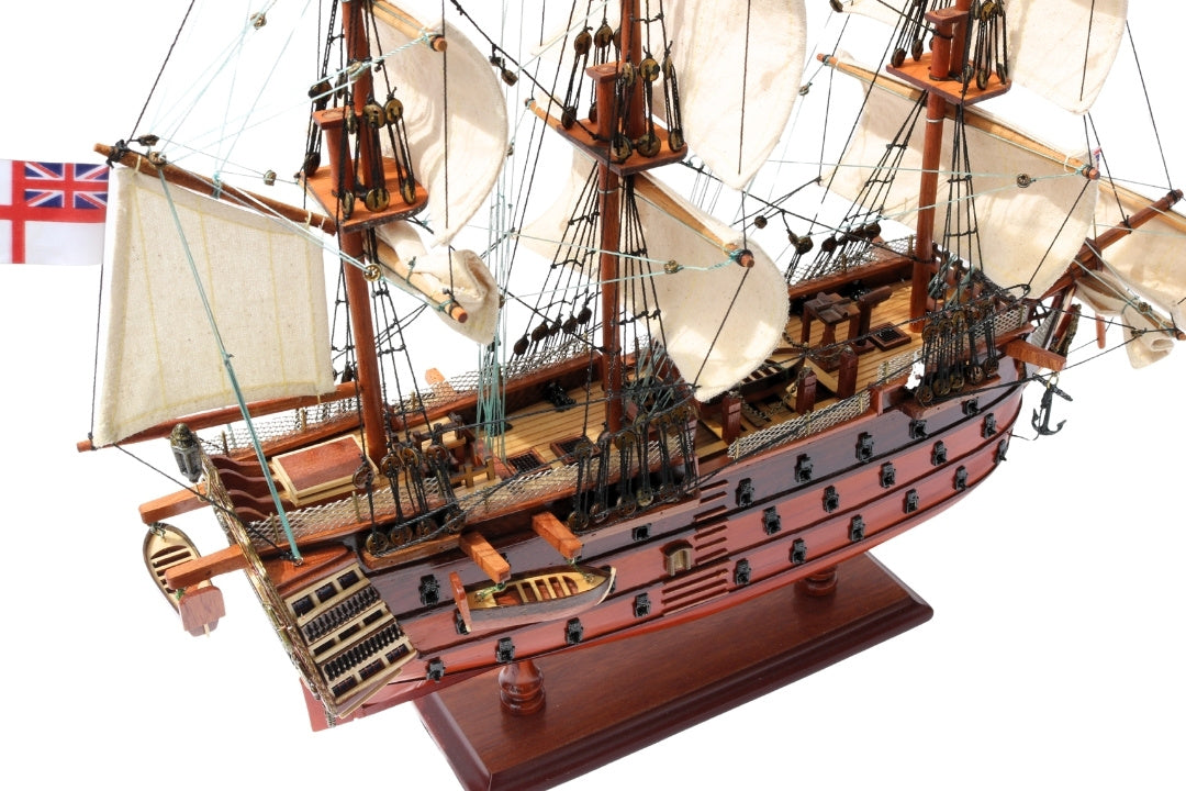 Samlet model af sejlskibet HMS Victory 54 cm - håndlavet replika med mulighed for personlig gravering - ideel gave til sejladsentusiaster - høj kvalitet, elegant træbase