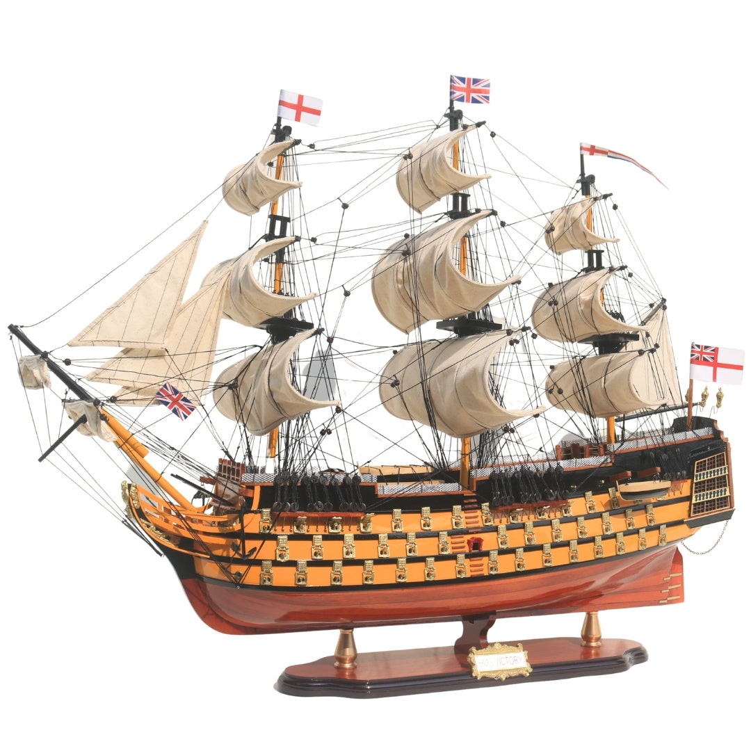 Samlet model af sejlskibet HMS Victory 80cm med mulighed for personlig gravering - eksklusiv dekoration som gave, håndlavet af eksotisk træ, høj kvalitet og sans for detaljer
