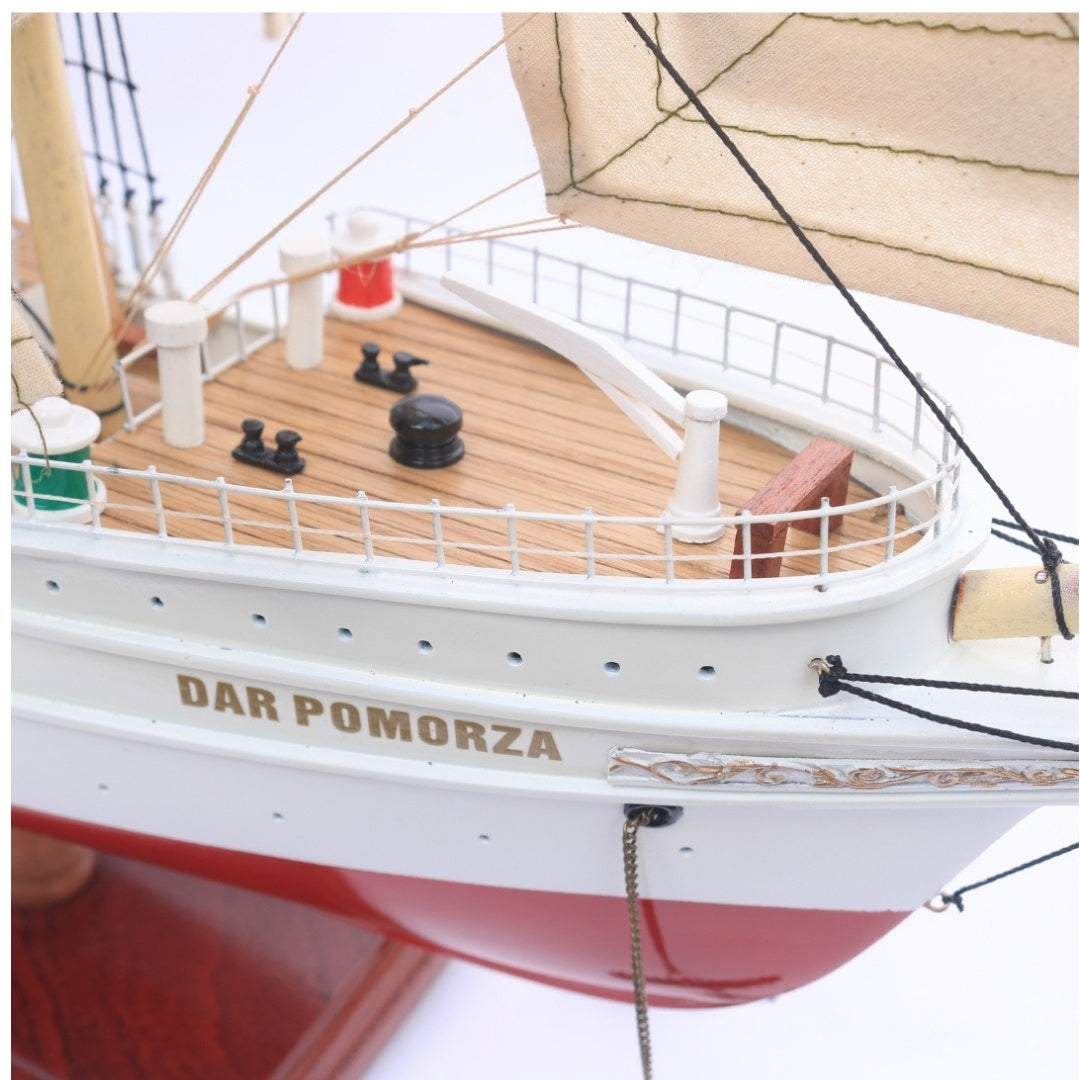 Eksklusiv model af sejlskibet Dar Pomorza 82 cm med mulighed for personlig gravering