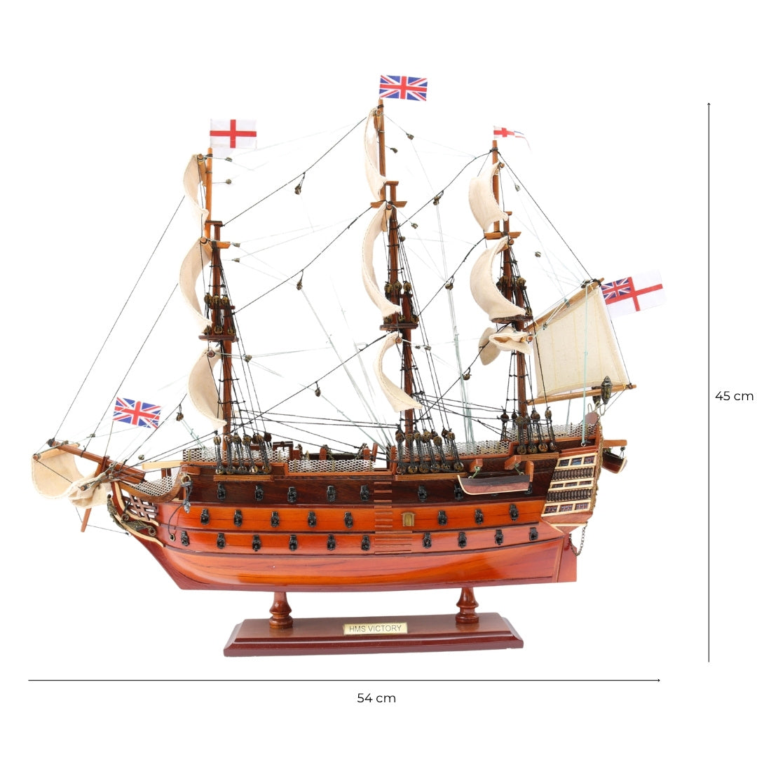 Samlet model af sejlskibet HMS Victory 54 cm - håndlavet replika med mulighed for personlig gravering - ideel gave til sejladsentusiaster - høj kvalitet, elegant træbase
