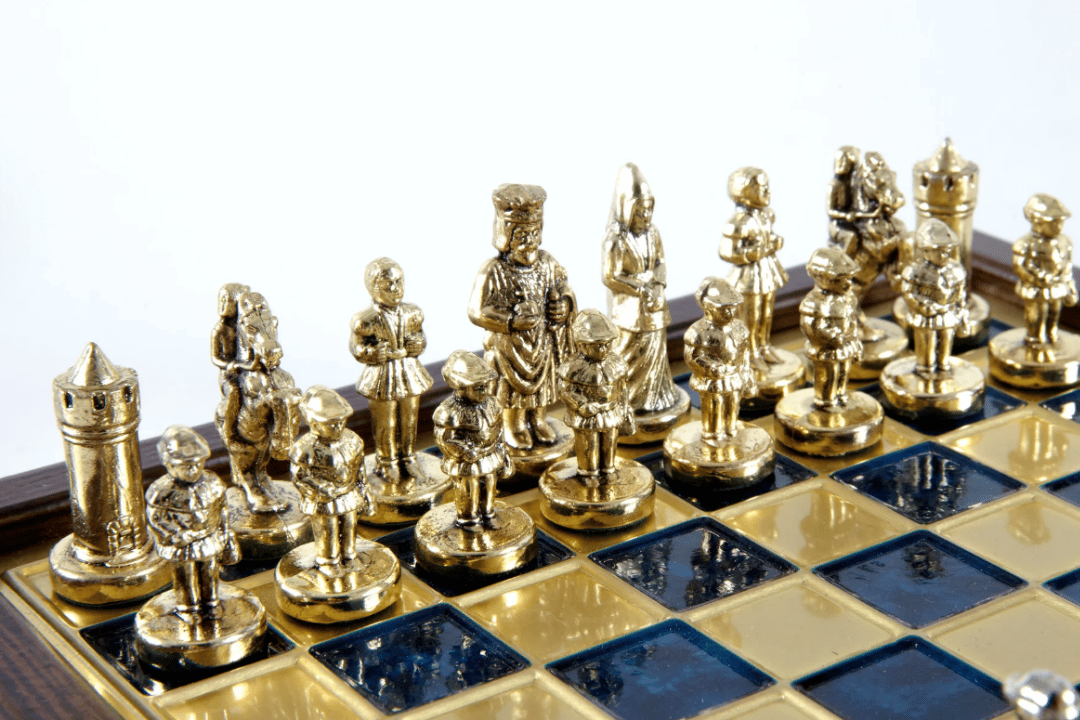 Elegant premium-messingskak 20x20cm Byzantium med personlig gravering - ideel gave til skakspillere og historieelskere - håndlavede brikker i guldfarvet og sølvfarvet finish