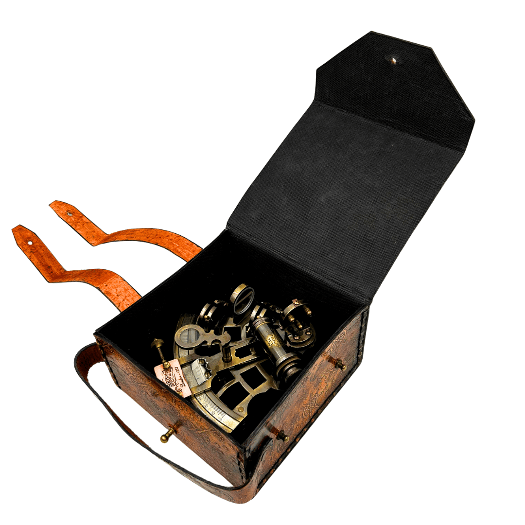 Messing Sekstant Retro i Læderetui - Elegant Navigationsinstrument med Mulighed for Gravering - Perfekt Gave til Sejlere og Historieentusiaster - Mål 13x12x7 cm