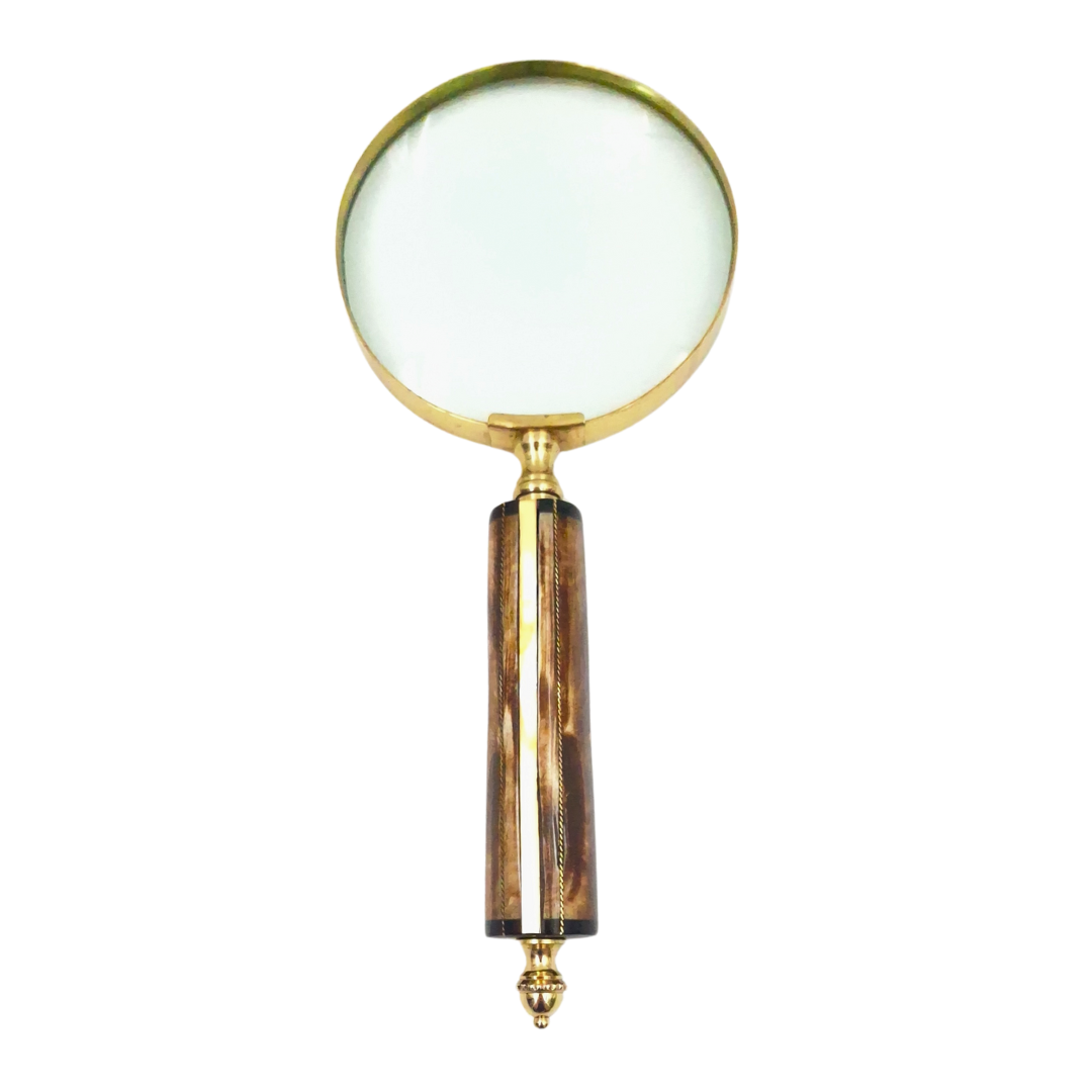 Forstørrelsesglas MFM med messingindfatning og knoglehåndtag, 3.5x forstørrelse, mulighed for personlig gravering, ideel som gave til samlere, guld- og hvid/cremefarvet, mål 10 x 23 x 1.9 cm