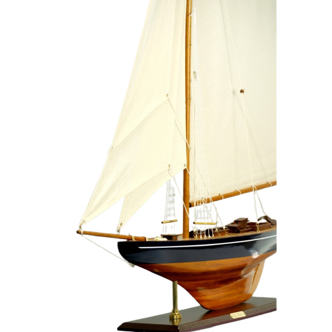 Stor model af yachten Columbia – Højde 104cm – COL