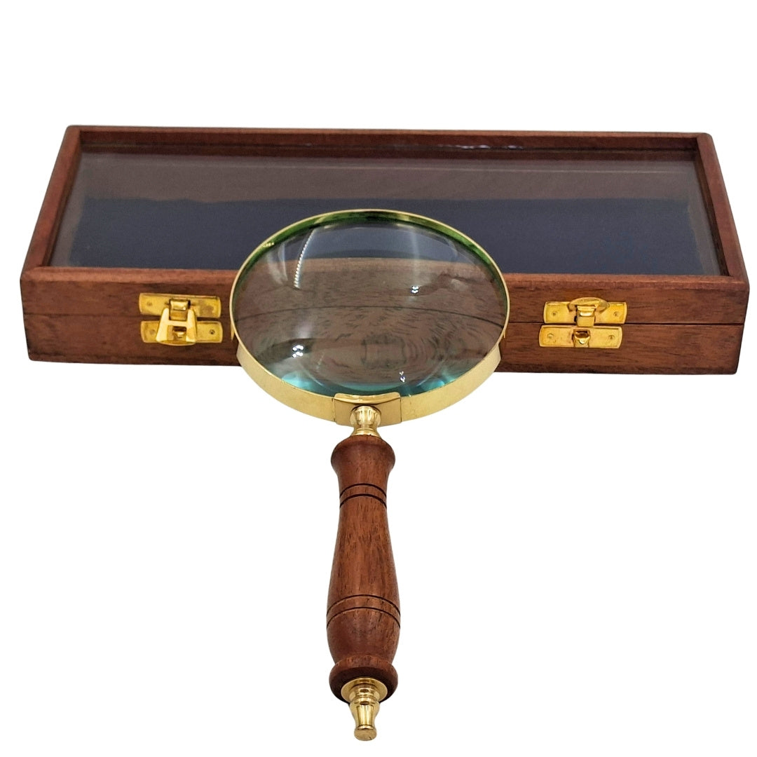 Forstørrelsesglas med Træhåndtag og Messingdetaljer i Elegant Kasse med Glaslåg - Perfekt Gave med Mulighed for Gravering - Mål 23 x 10 cm, Naturlige Materialer