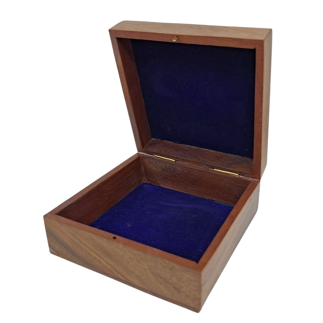 Elegant trækasse med marineblåt indlæg 14x14x6,5 cm med mulighed for personlig gravering
