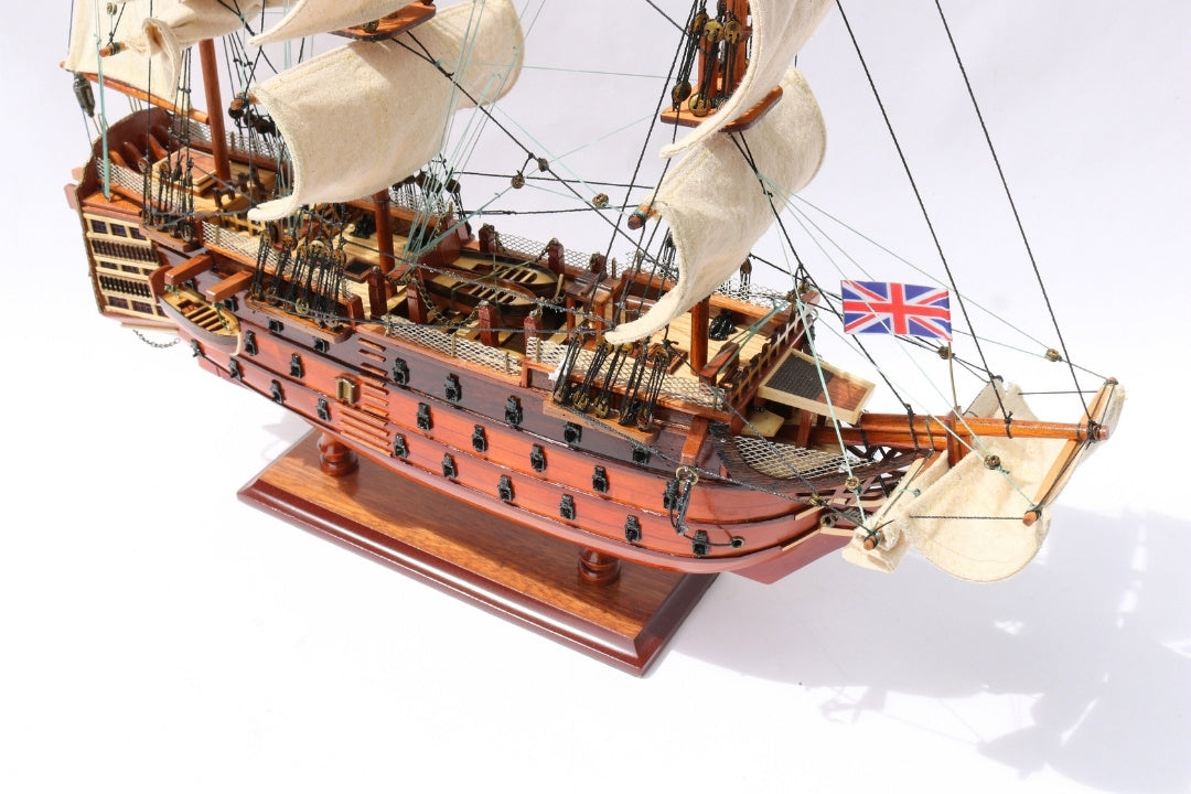 Samlet model af sejlskibet HMS Victory 54 cm - håndlavet replika med mulighed for personlig gravering - ideel gave til sejladsentusiaster - høj kvalitet, elegant træbase