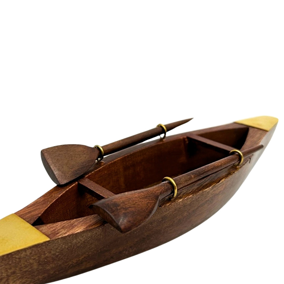 Elegant træmodel af en båd 25 cm - dekoration til skrivebordet med messingelementer - ideel gave til en sejler med mulighed for personlig gravering - maritim og retro stil
