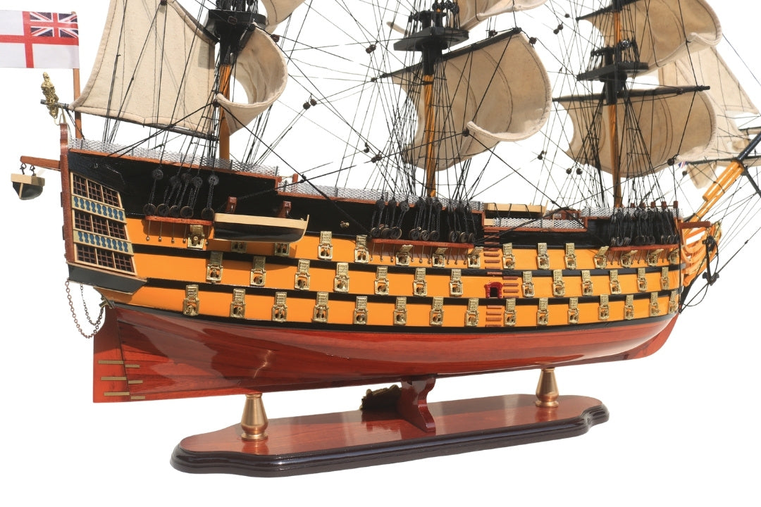 Samlet model af sejlskibet HMS Victory 80cm med mulighed for personlig gravering - eksklusiv dekoration som gave, håndlavet af eksotisk træ, høj kvalitet og sans for detaljer