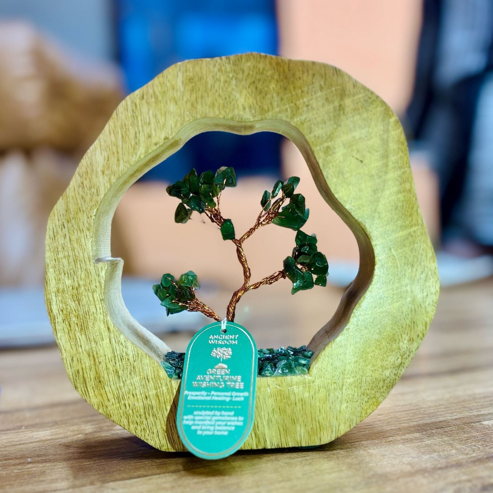 Træhave af Grøn Aventurin i Mango Træramme - Håndværk med 60 Chipsten - Perfekt som Gave - Mål 17,5x17x4 cm, Vægt 350 g