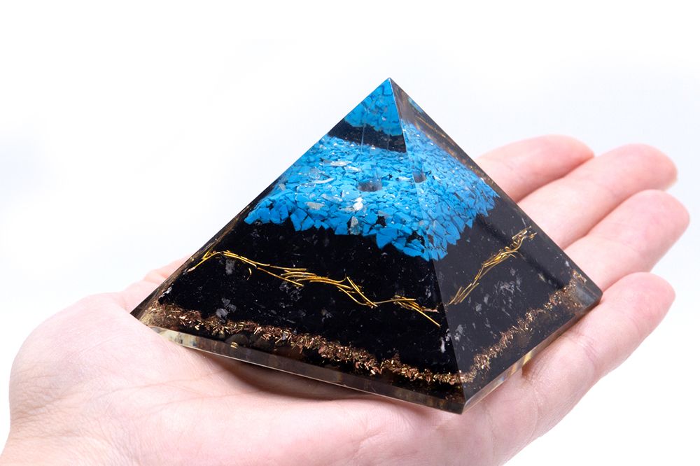 Orgonitpyramide med turkis top og sort turmalin