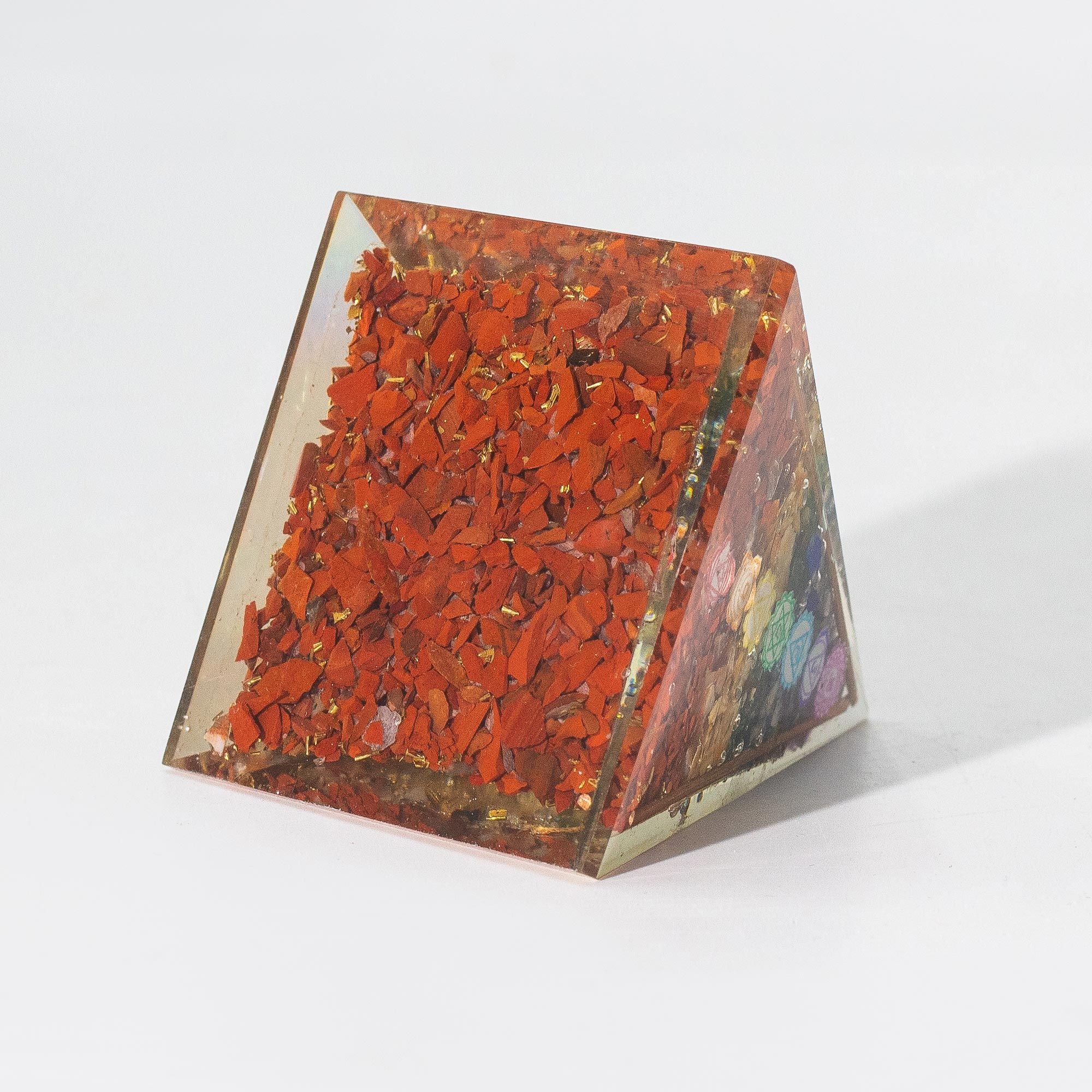 Mellemstor Orgonit Pyramide 7x6 cm med Kobberstænger og 7 Chakra Sten - Flerfarvet Element af Energetisk Harmoni som Gave