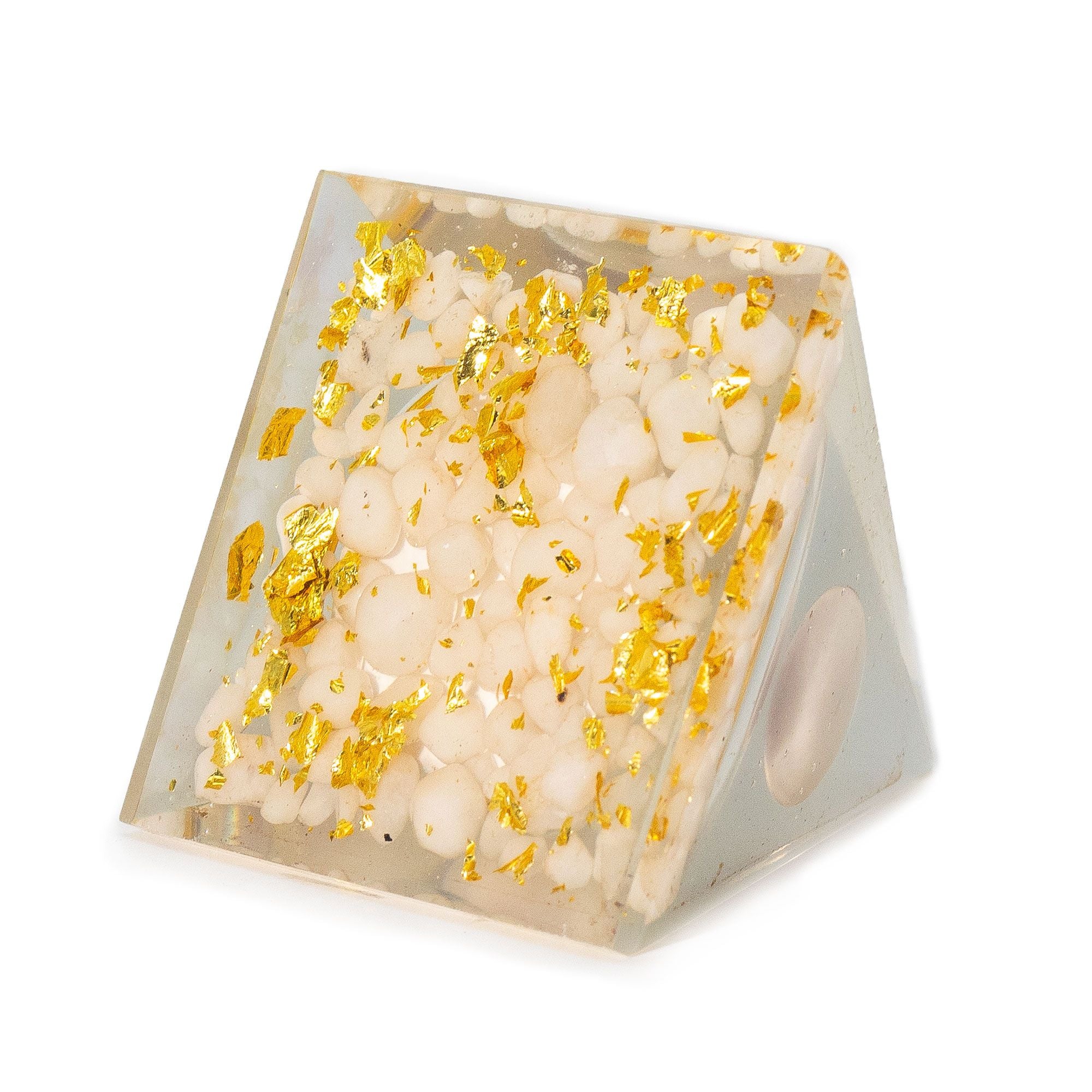 Orgonit Pyramide med Hvid Kvarts Kugle 7x6 cm - Naturlige Kvartsstykker og Guldflager