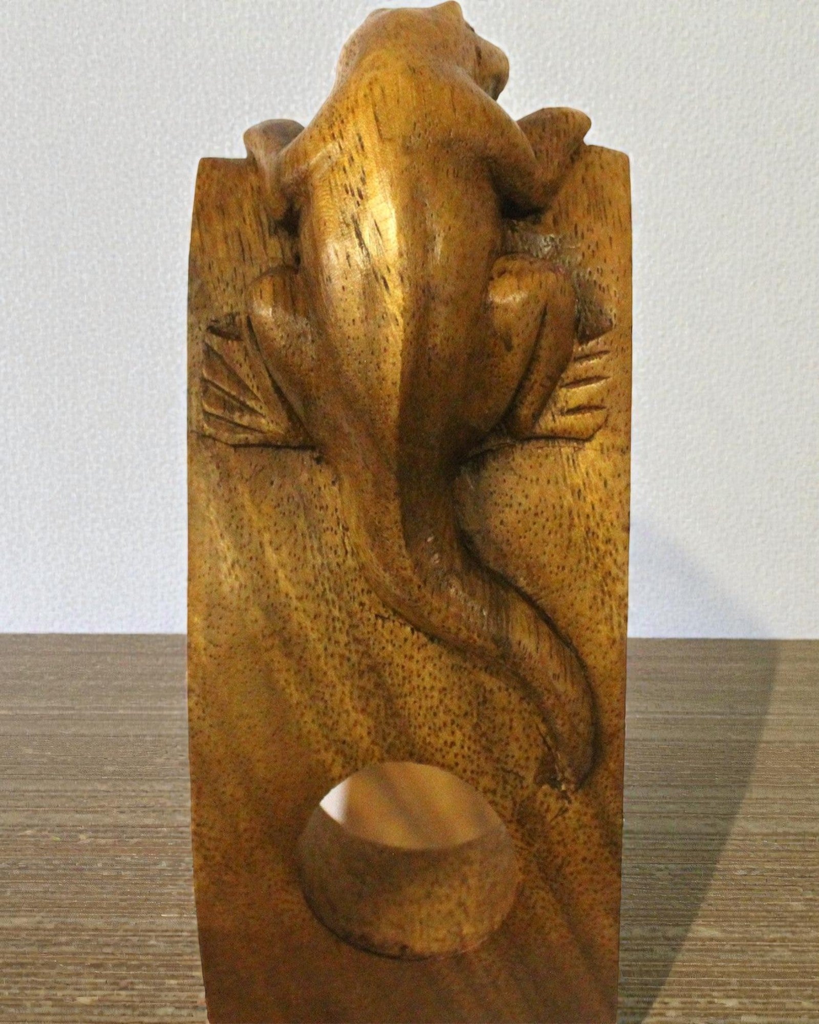 Gekon Balance – kunstnerisk balancerende vinhholder af suartræ