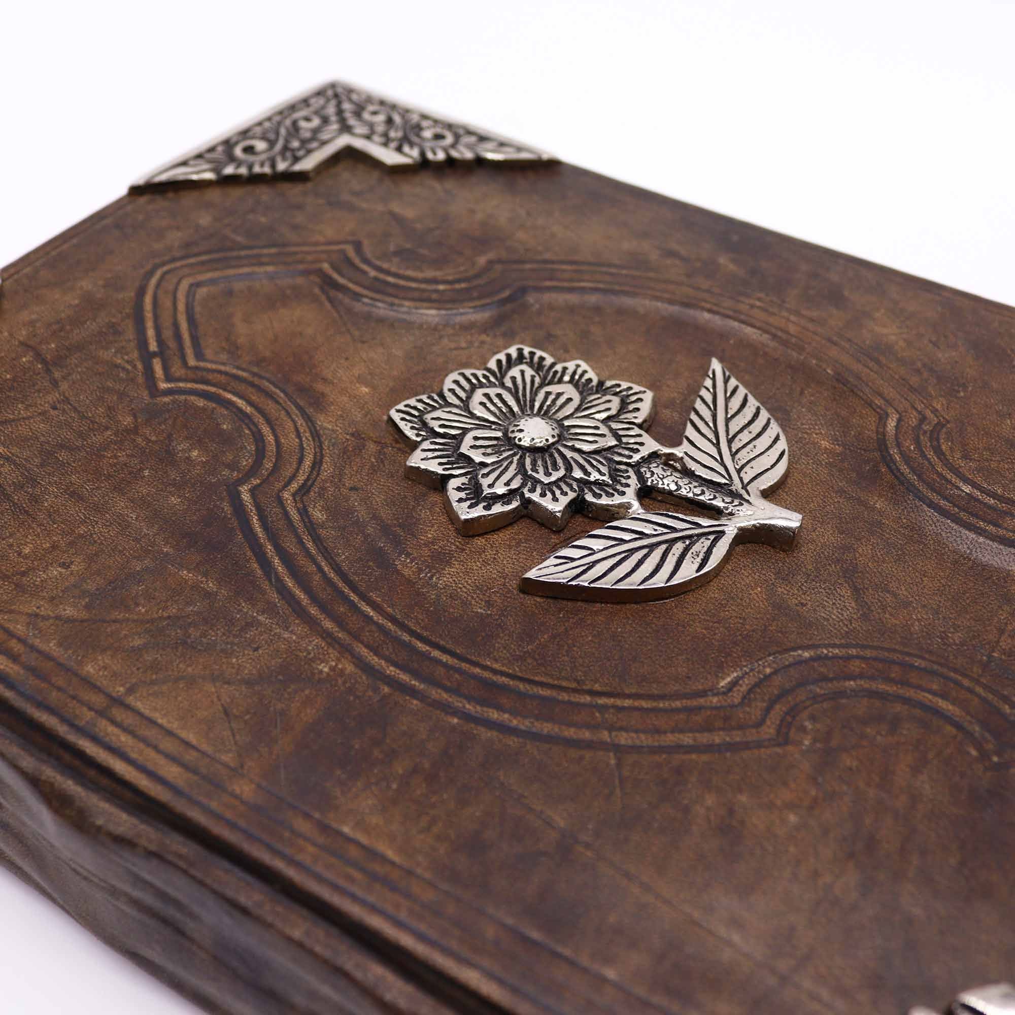 Elegant Hefty Brown Tan Notesbog med Zinc Rose Motiv