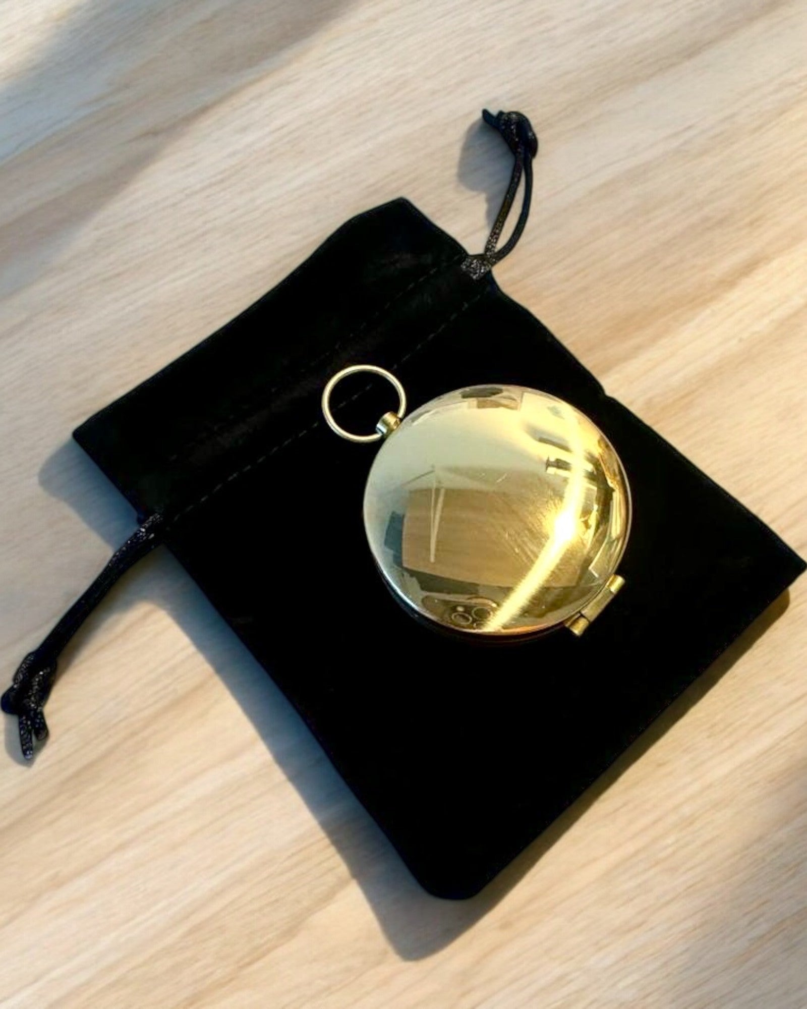 Vandtæt Messingkompas med Glødeffekt - Uundværlig til Vandreture og Camping, personliggørelse med gravering