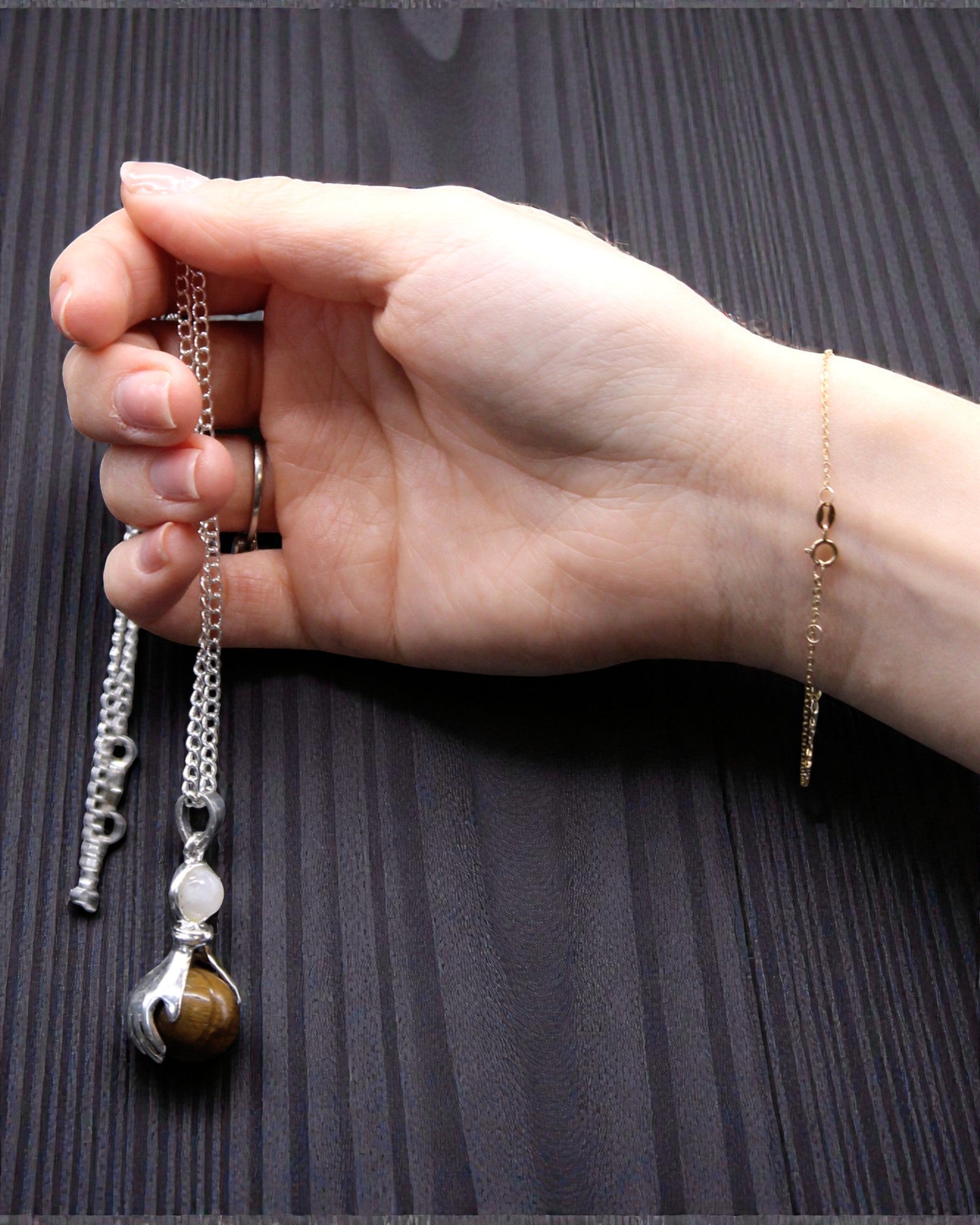 Crystal Hands – Vedhæng med helbredende hænder af tigerøje