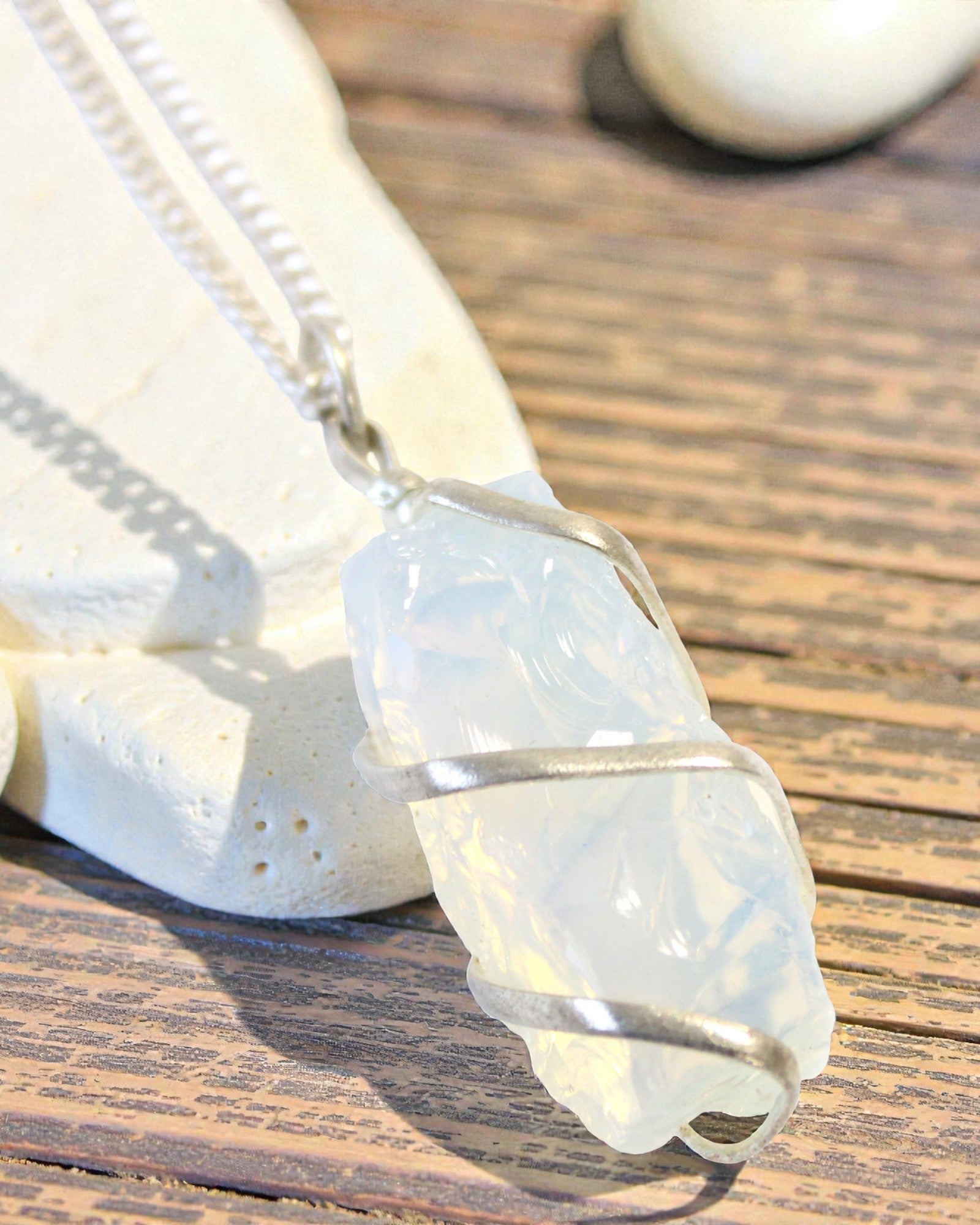 Spirallys – Halskæde med rå opalit