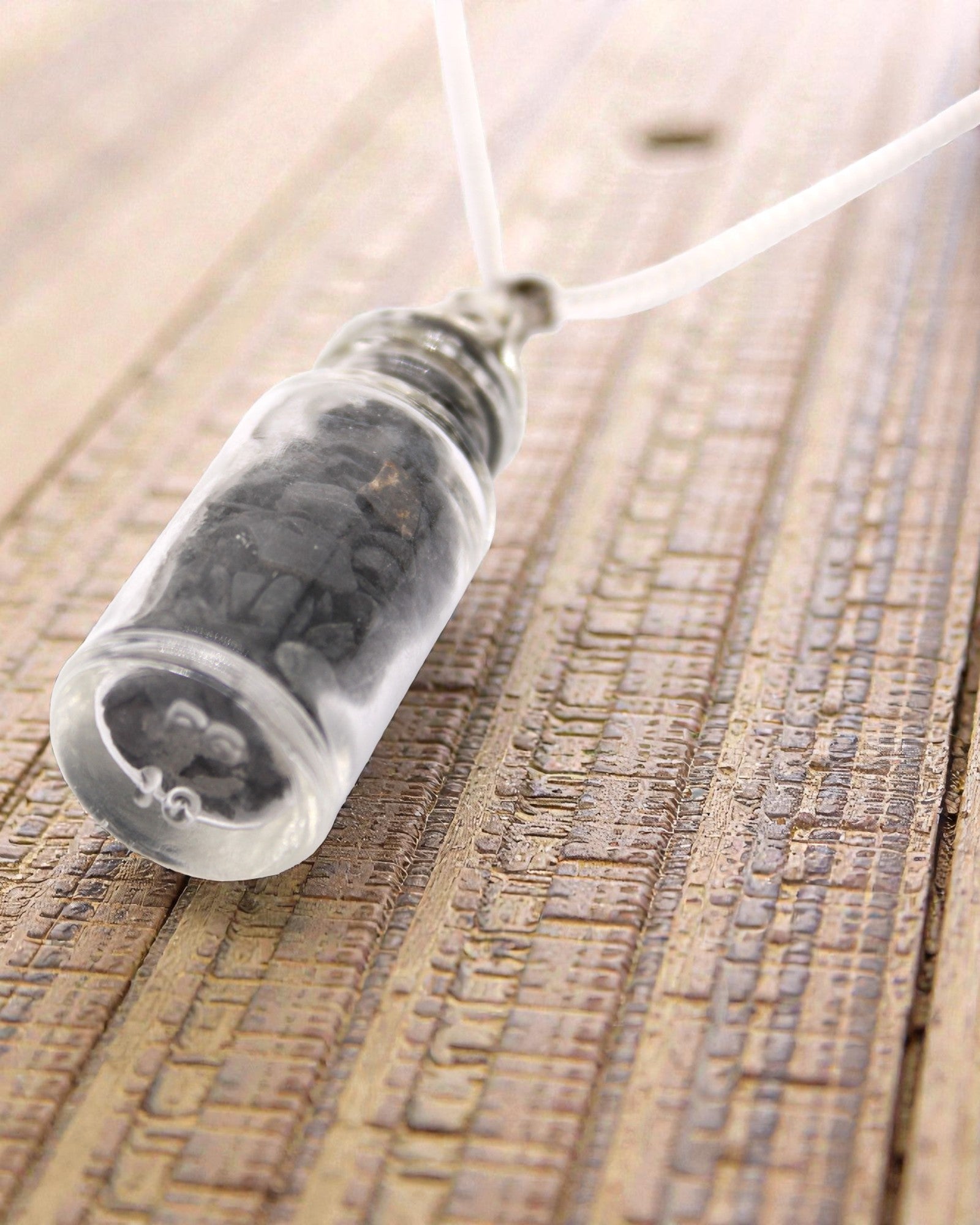 Flaskegrøn krafttalisman – Halskæde med sort onyx