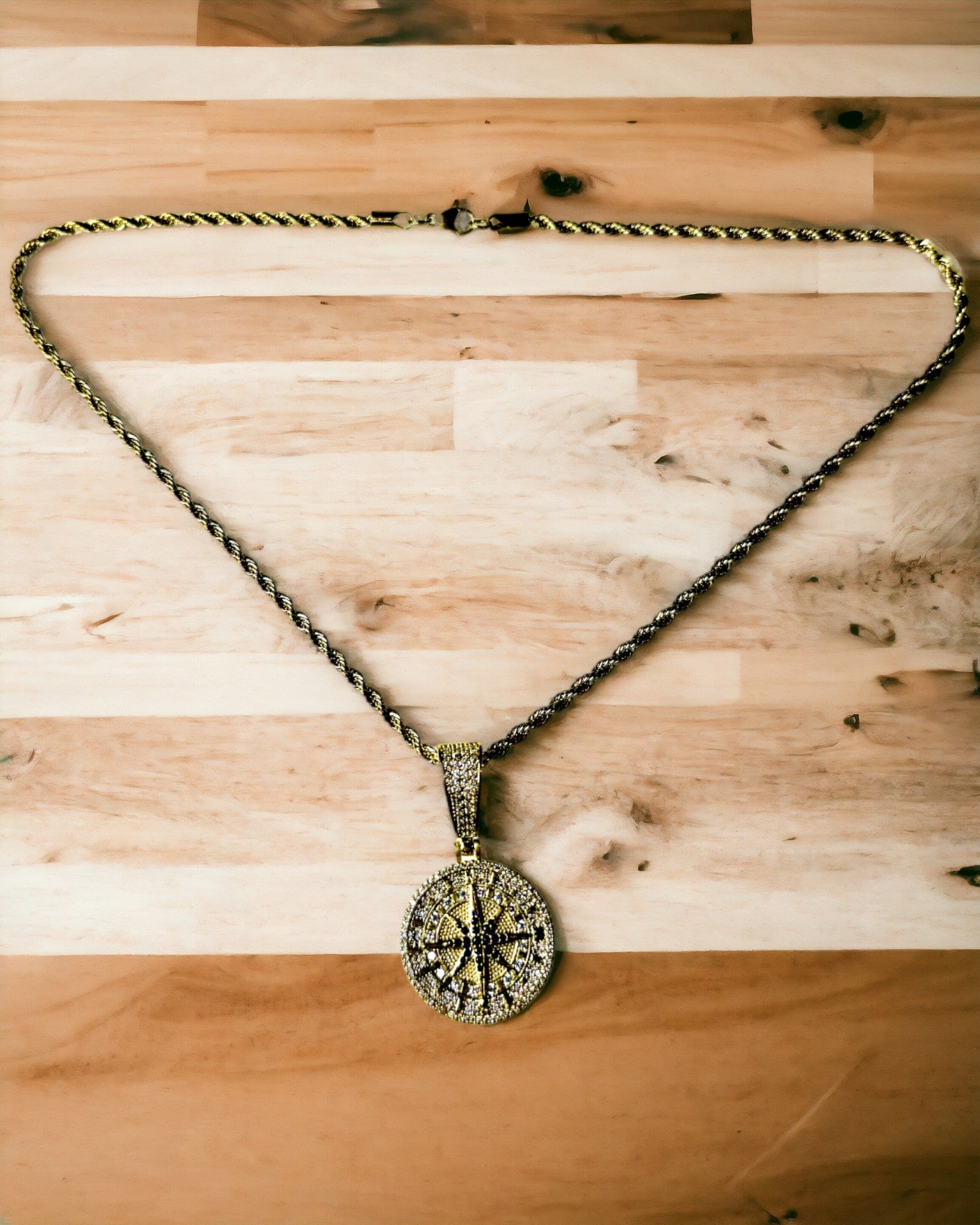 Halskæde med Kompasvedhæng i Glamour Stil med Zirkoner til Kvinder og Mænd - 2 varianter at vælge imellem, personliggørelse med gravering som gave