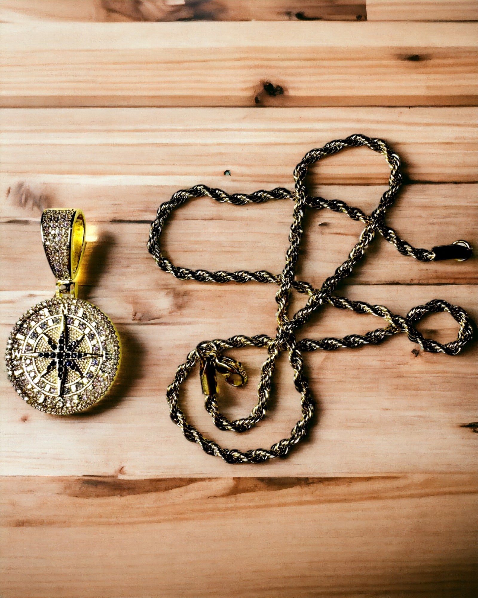 Halskæde med Kompasvedhæng i Glamour Stil med Zirkoner til Kvinder og Mænd - 2 varianter at vælge imellem, personliggørelse med gravering som gave