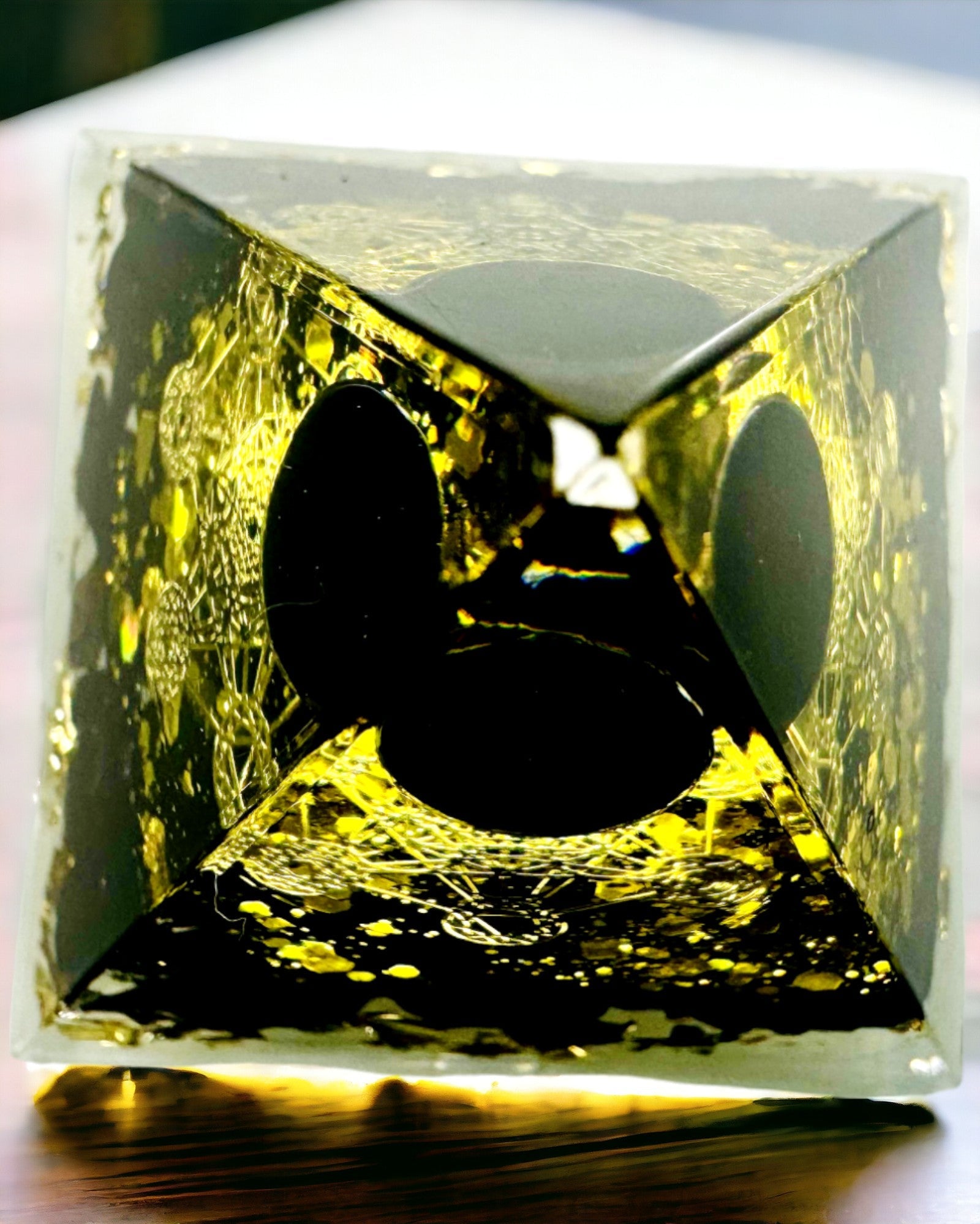 Krystalpyramide af ametyst - Bringer positiv energi og støtter meditation. Farve guld - sort