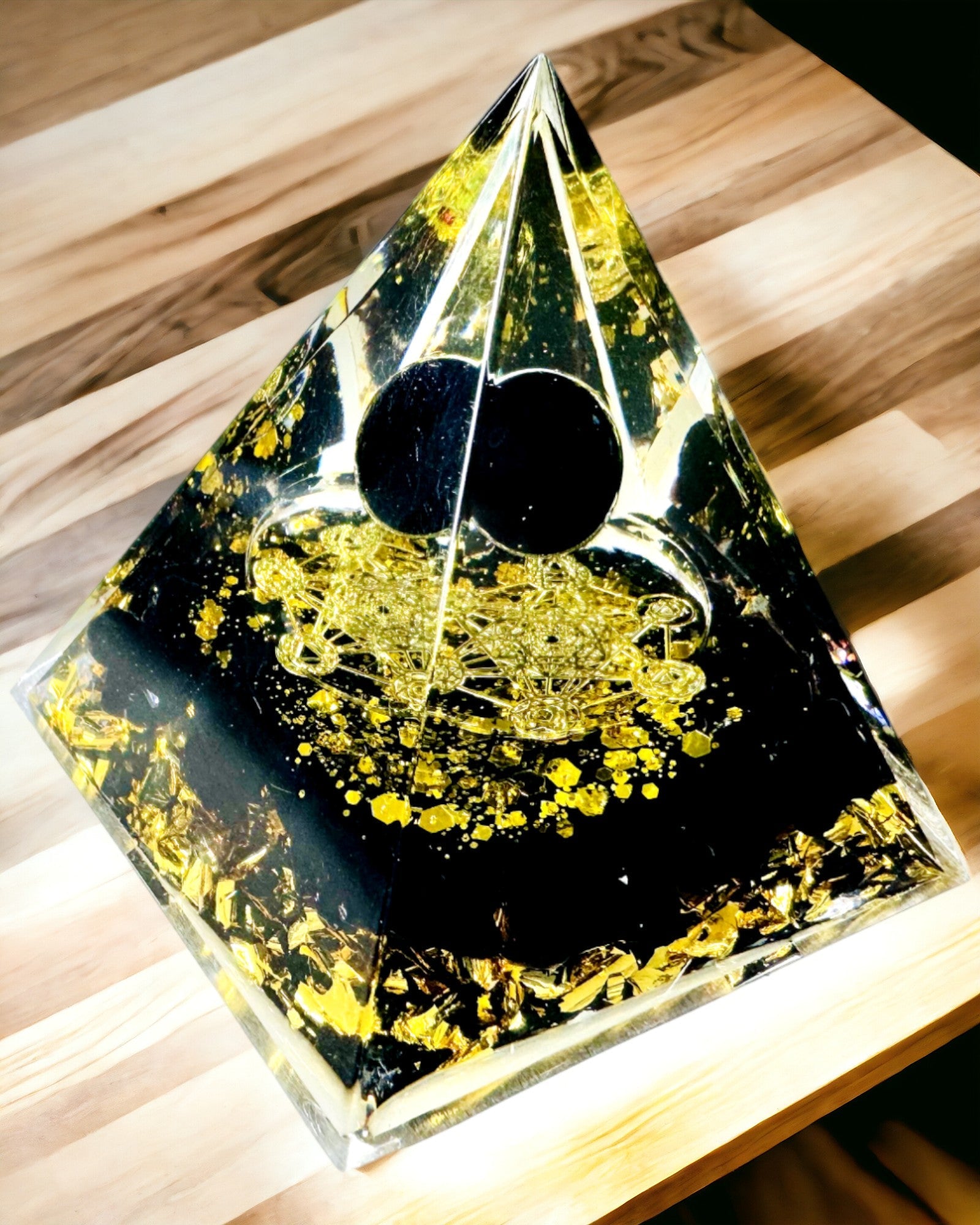 Krystalpyramide af ametyst - Bringer positiv energi og støtter meditation. Farve guld - sort