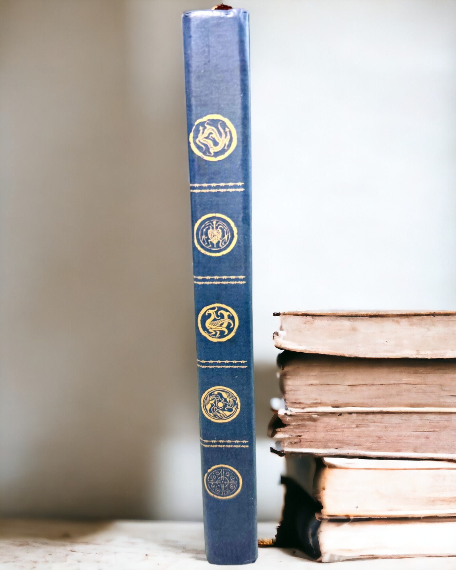 Klassisk Notesbog i Hårdt Omslag med Strikmotiv - Marineblå. Mulighed for gravering