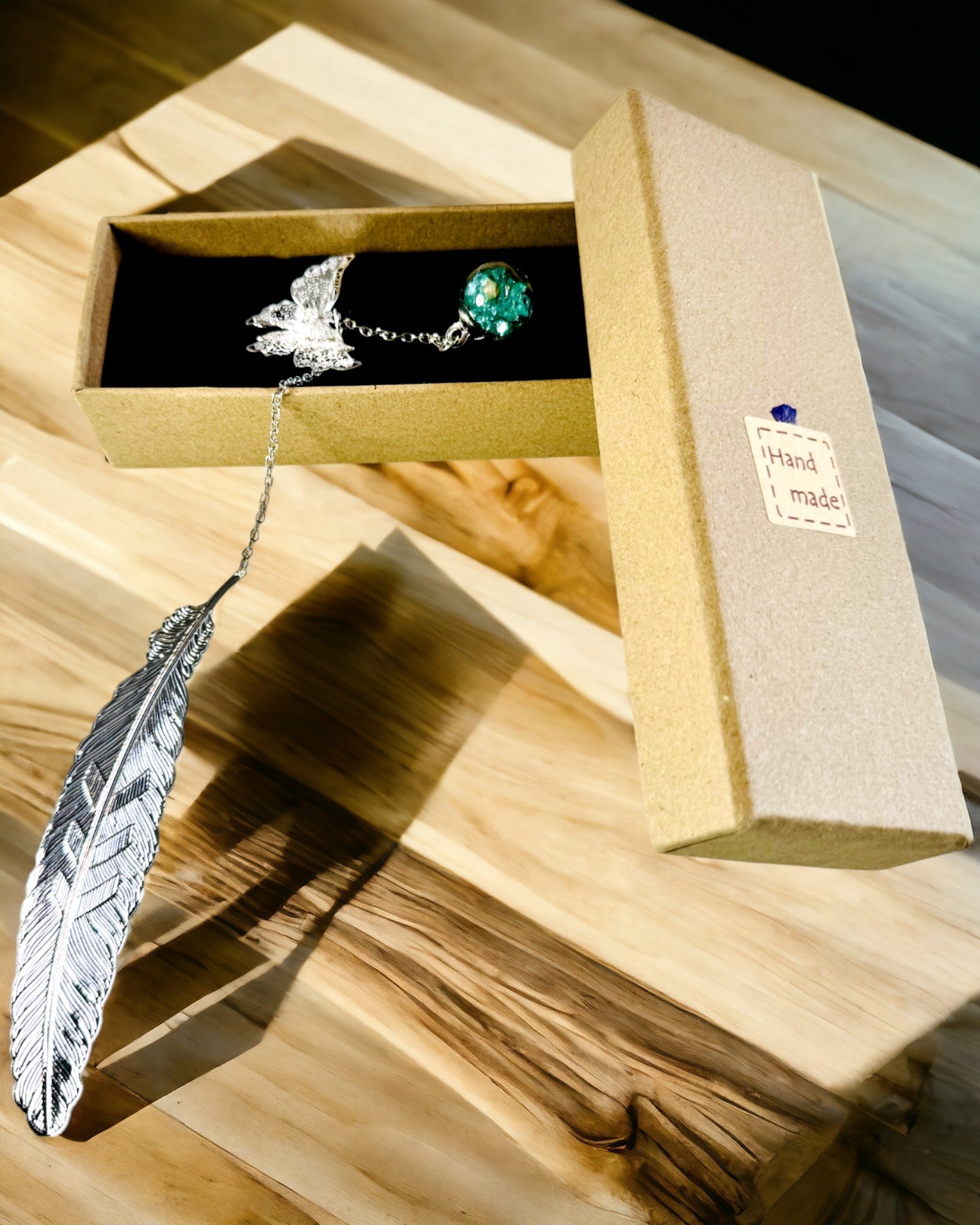 Kreativ Bogmærke i Retro Stil med Fjer- og Sommerfuglemotiv – Elegant Reklamegave, Farve Sølv/Blå