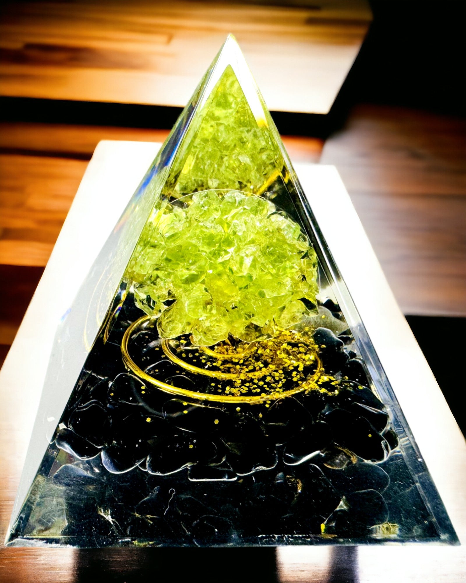 Orgonitpyramide Reiki med Naturlige Krystaller - Dekorativt Symbol på Chakraernes Energi Balance