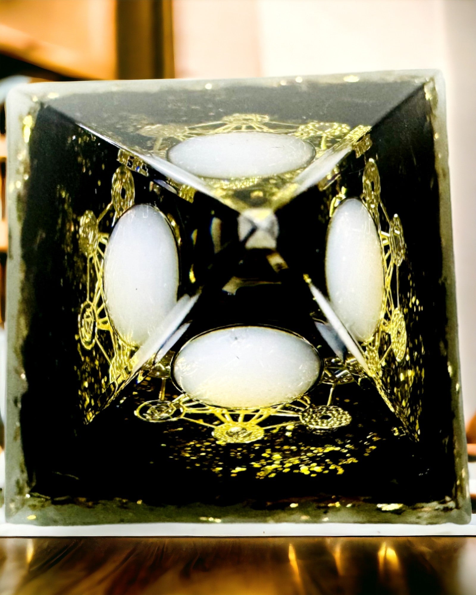 Orgonitpyramide med Obsidian – Chakra Energigenerator, Reiki Meditationsværktøj med Naturlig Sten