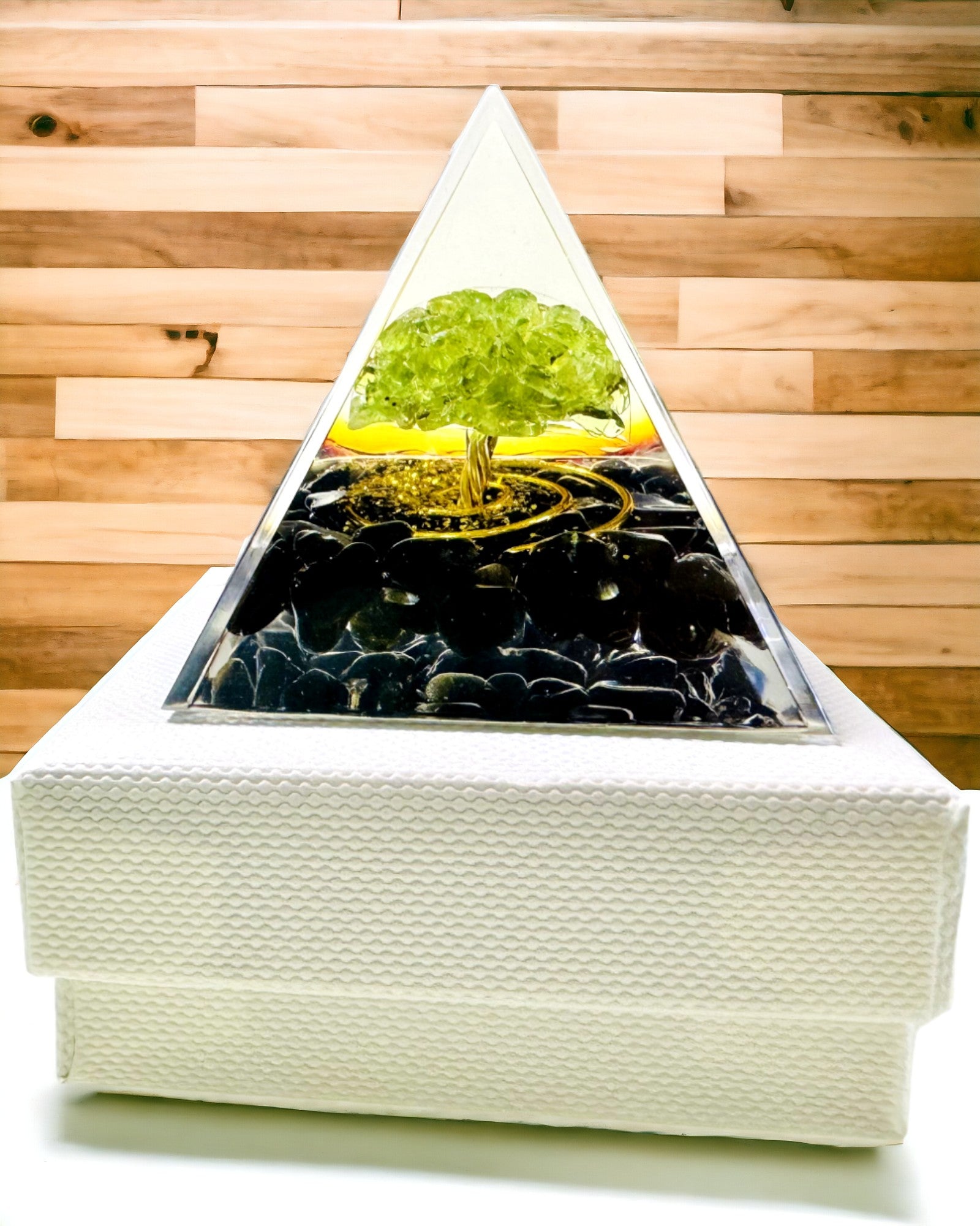 Orgonitpyramide Reiki med Naturlige Krystaller - Dekorativt Symbol på Chakraernes Energi Balance