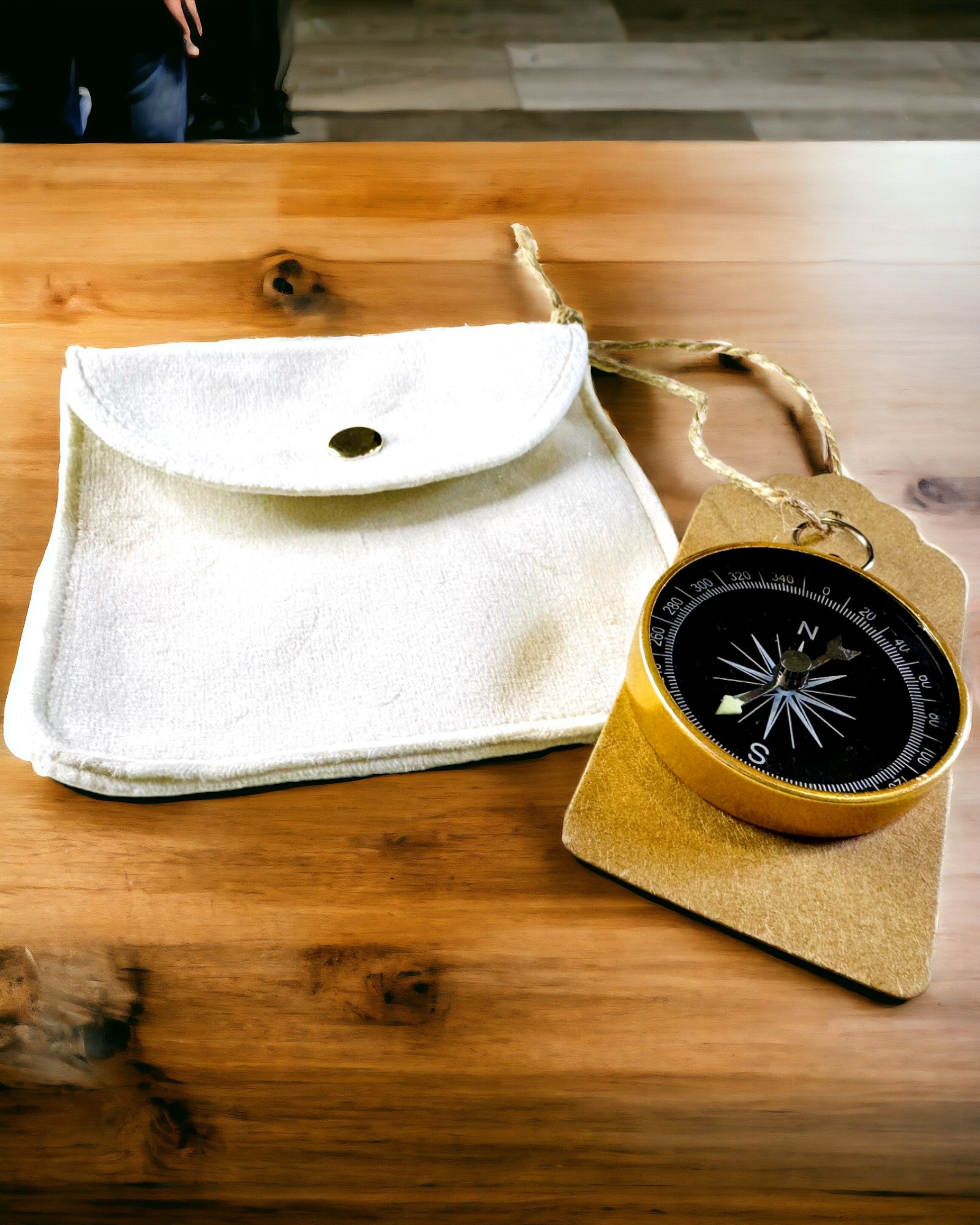 Kompakt Navigationskompas med Metalfinish – En Uundværlig for Enhver Rejsende, med Gravering