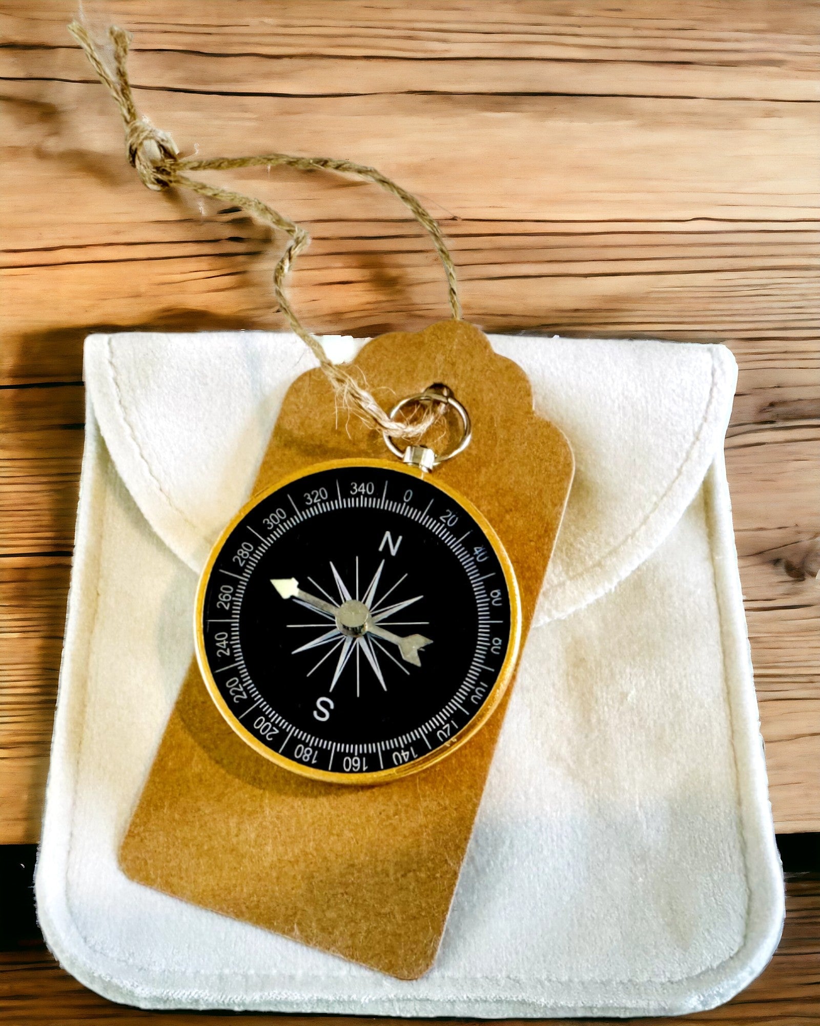Kompakt Navigationskompas med Metalfinish – En Uundværlig for Enhver Rejsende, med Gravering