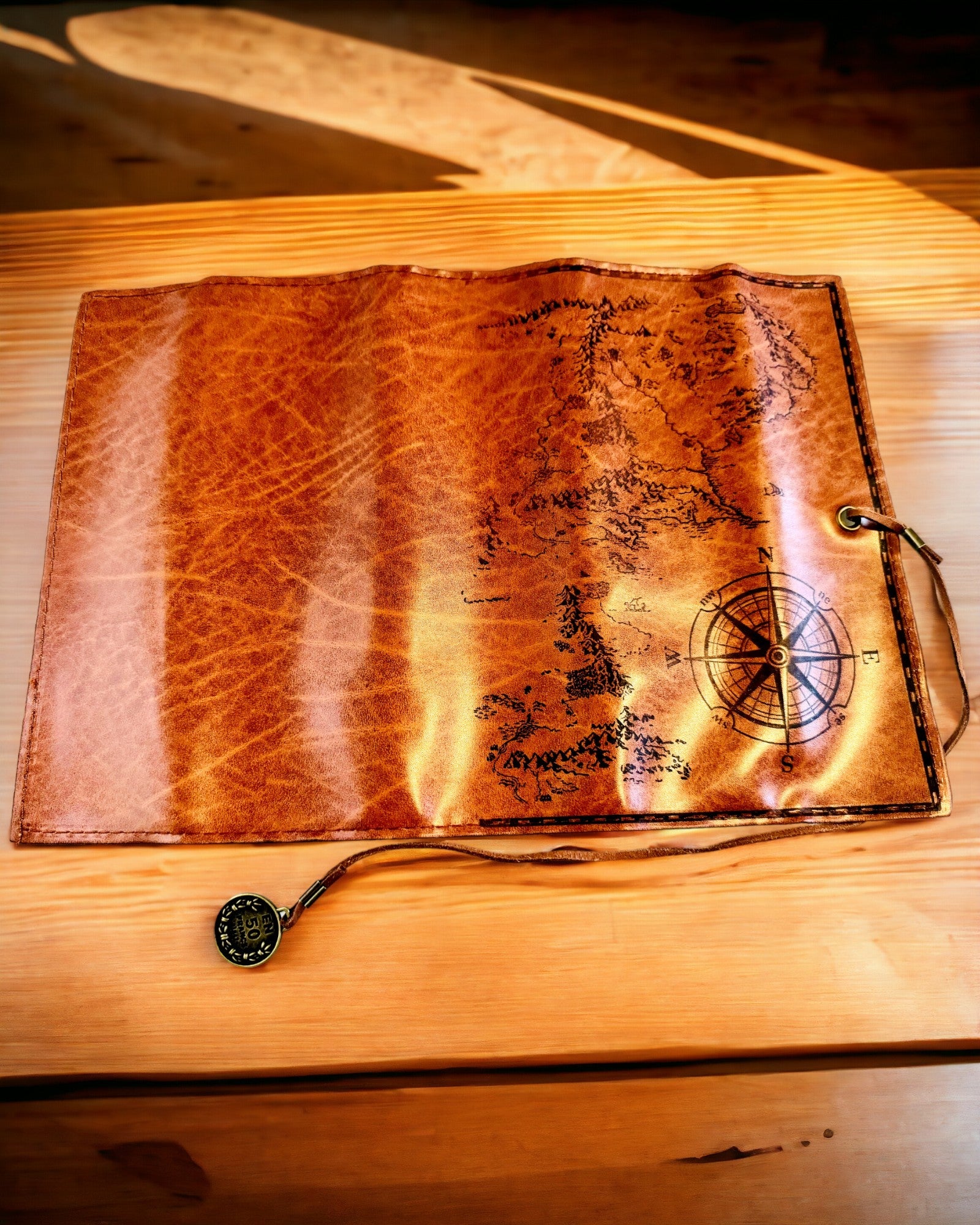 Retro mørkebrun læderpenalhus med skattekortmotiv - Elegant taske til opbevaring af skriftlige skatte