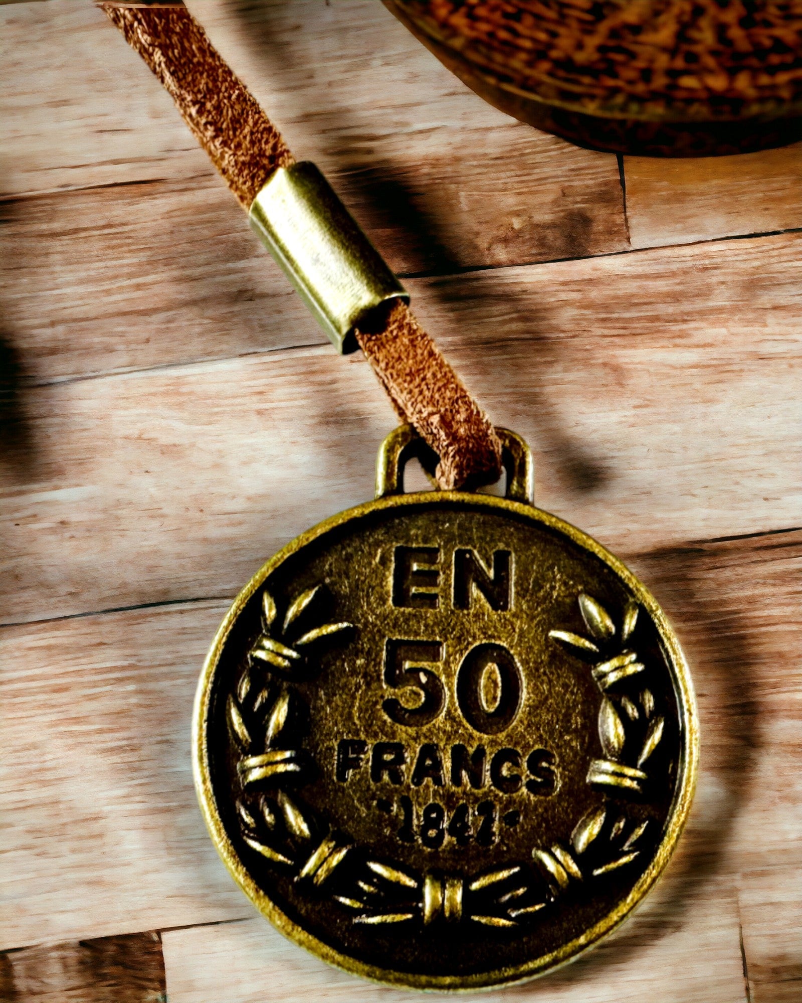 Retro Lys brun - mat, læder Penalhus i Rejsendes Stil med Verdenskort – Praktisk og Rummelig. Personalisering med gravering.